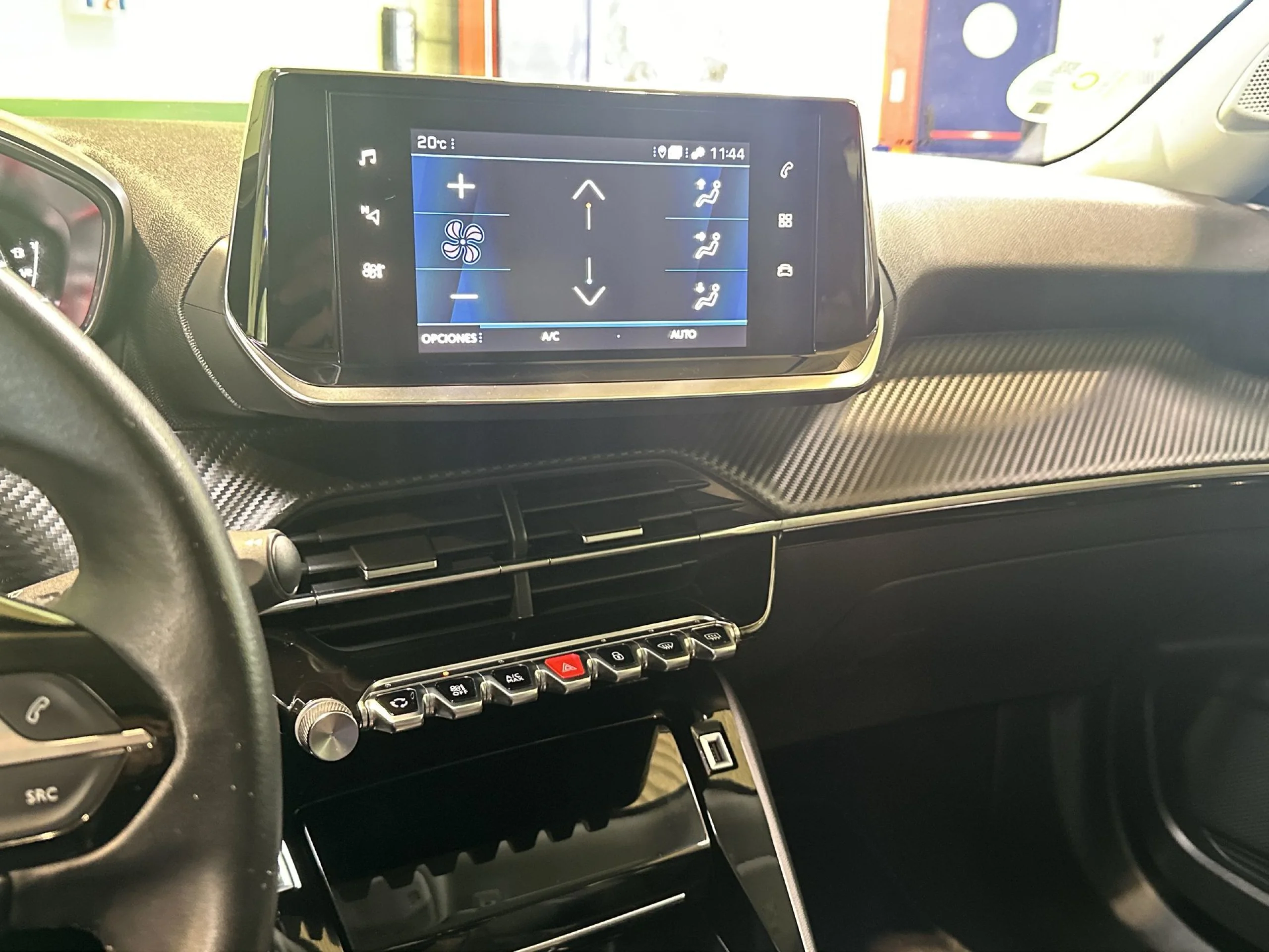 Peugeot 2008 SUV PureTech 100 SANDS Allure Pack 75 kW (100 CV) - Foto 17
