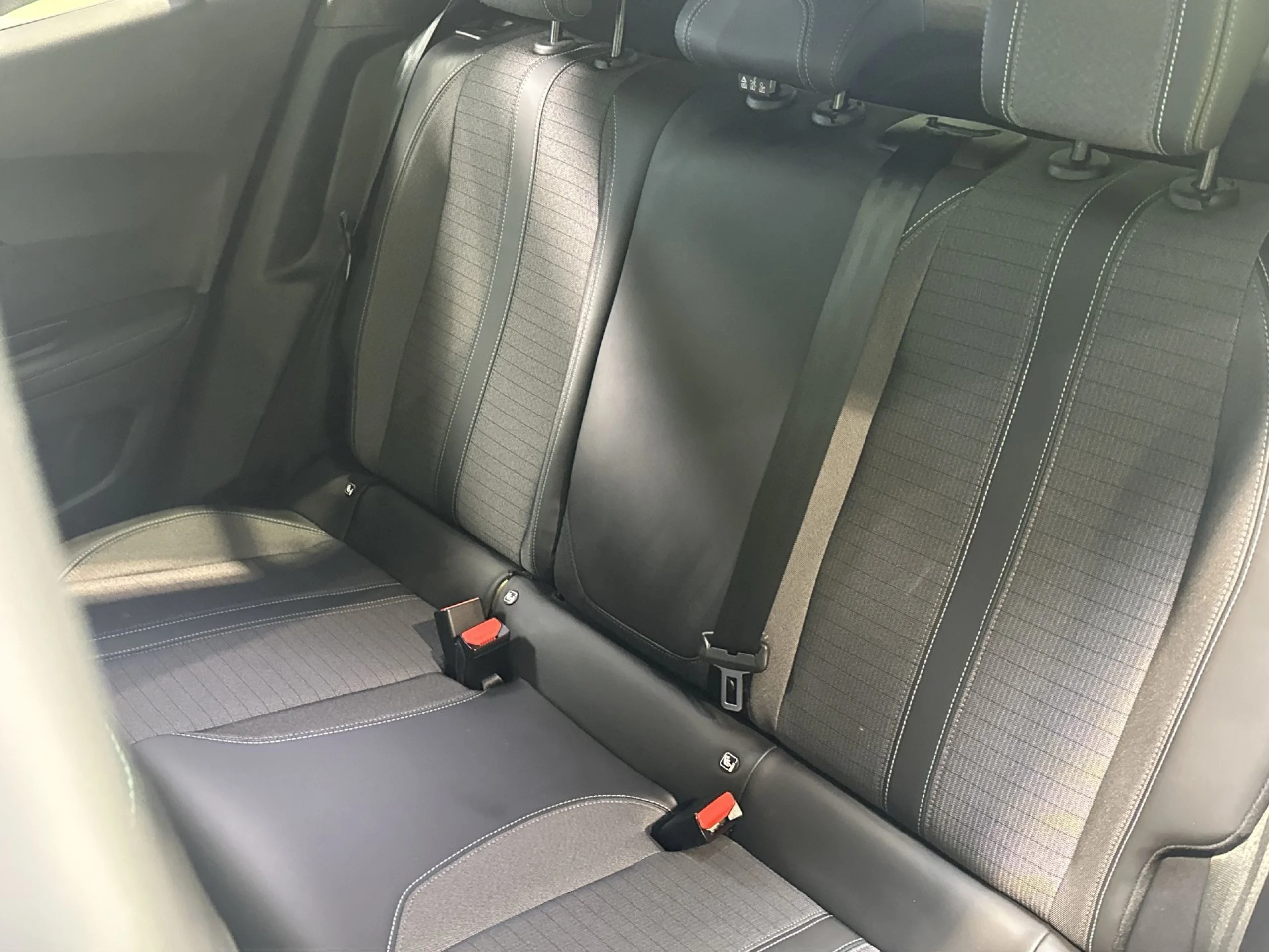 Peugeot 2008 SUV PureTech 100 SANDS Allure Pack 75 kW (100 CV) - Foto 18