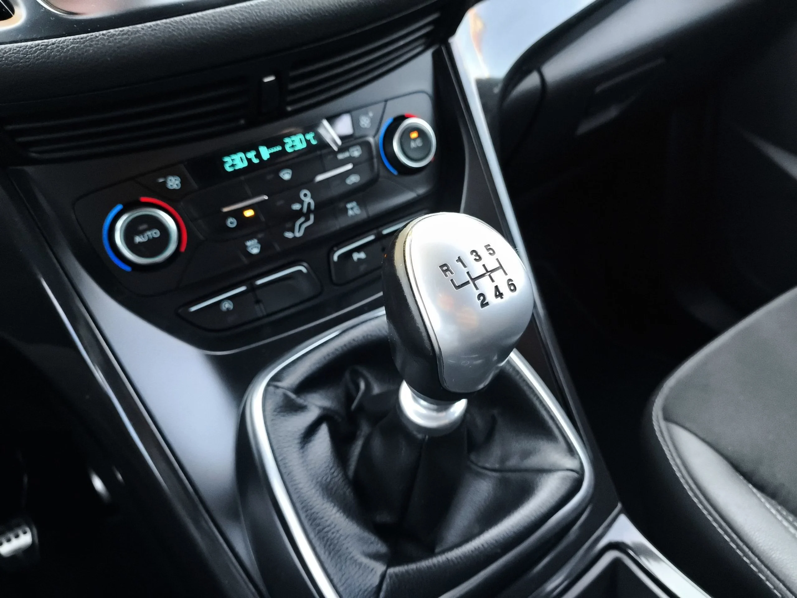 Ford Kuga 2.0 TDCI SANDS ST-Line 4x2 110 kW (150 CV) - Foto 20