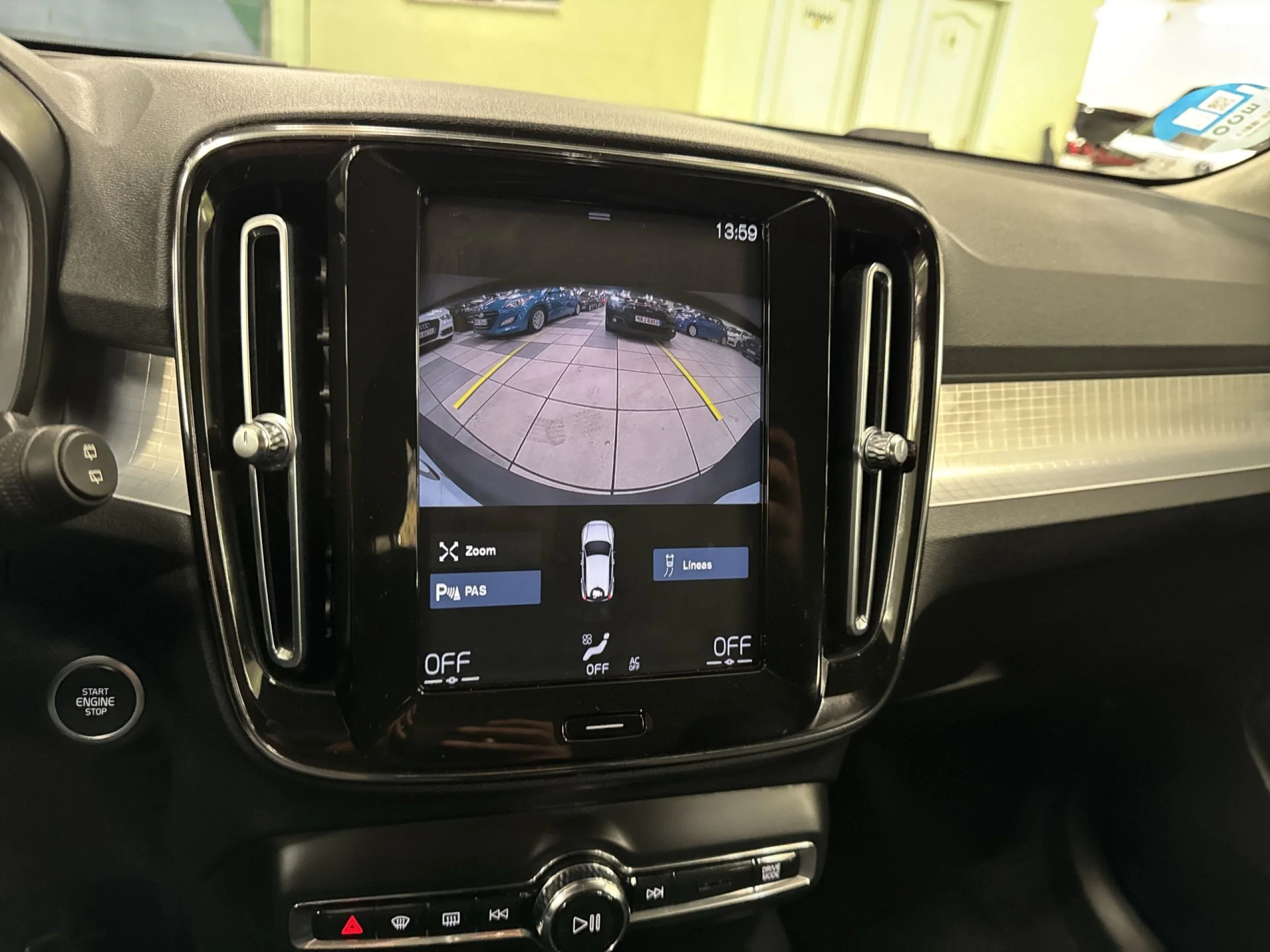 Volvo XC40 B3 G Momentum Pro Auto 120 kW (163 CV) - Foto 17