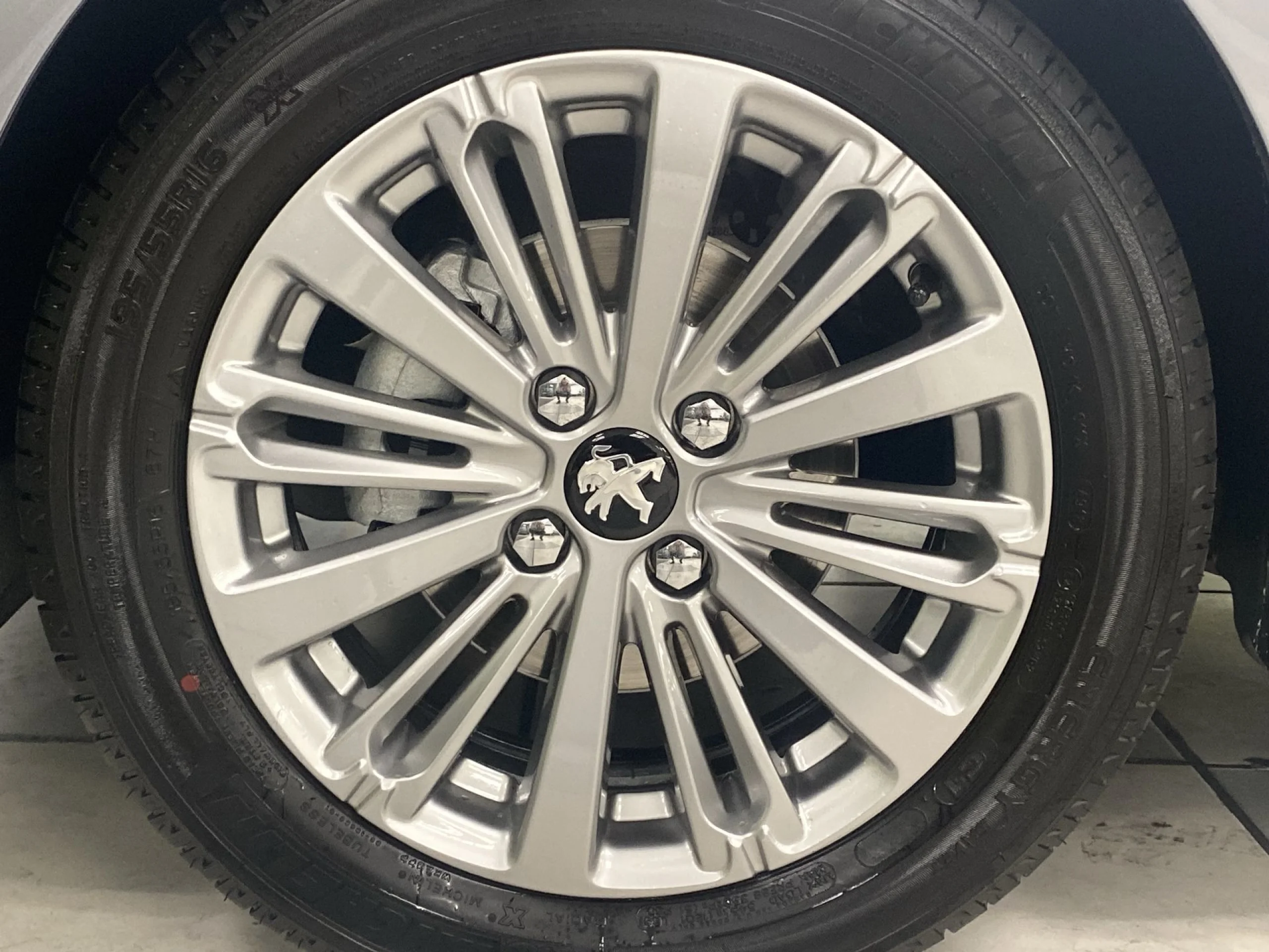 Peugeot 208 1.2L PureTech Signature  81 KW (110 CV) - Foto 7