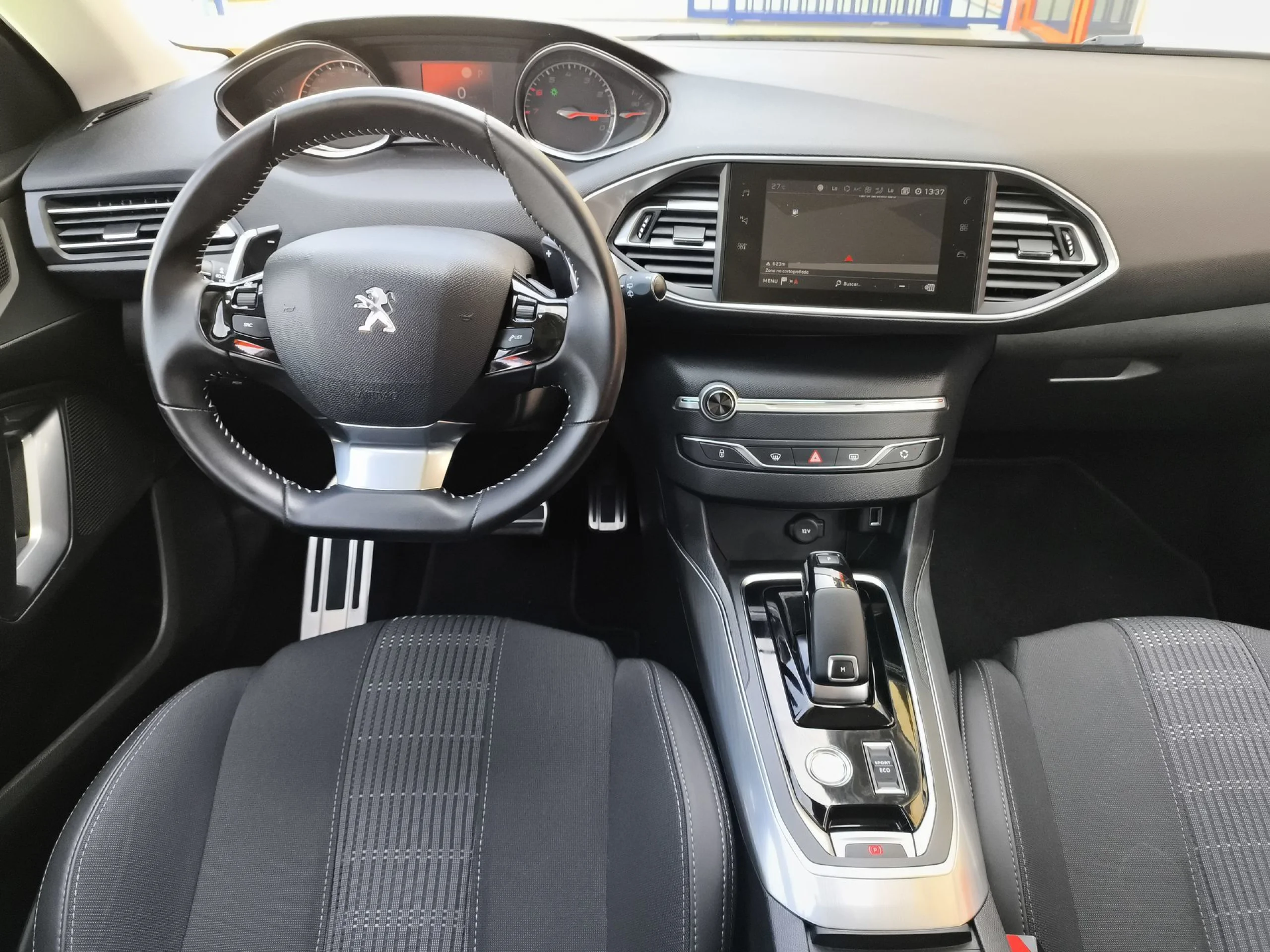 Peugeot 308 PureTech 130 SANDS Allure EAT8 96 kW (130 CV) - Foto 18