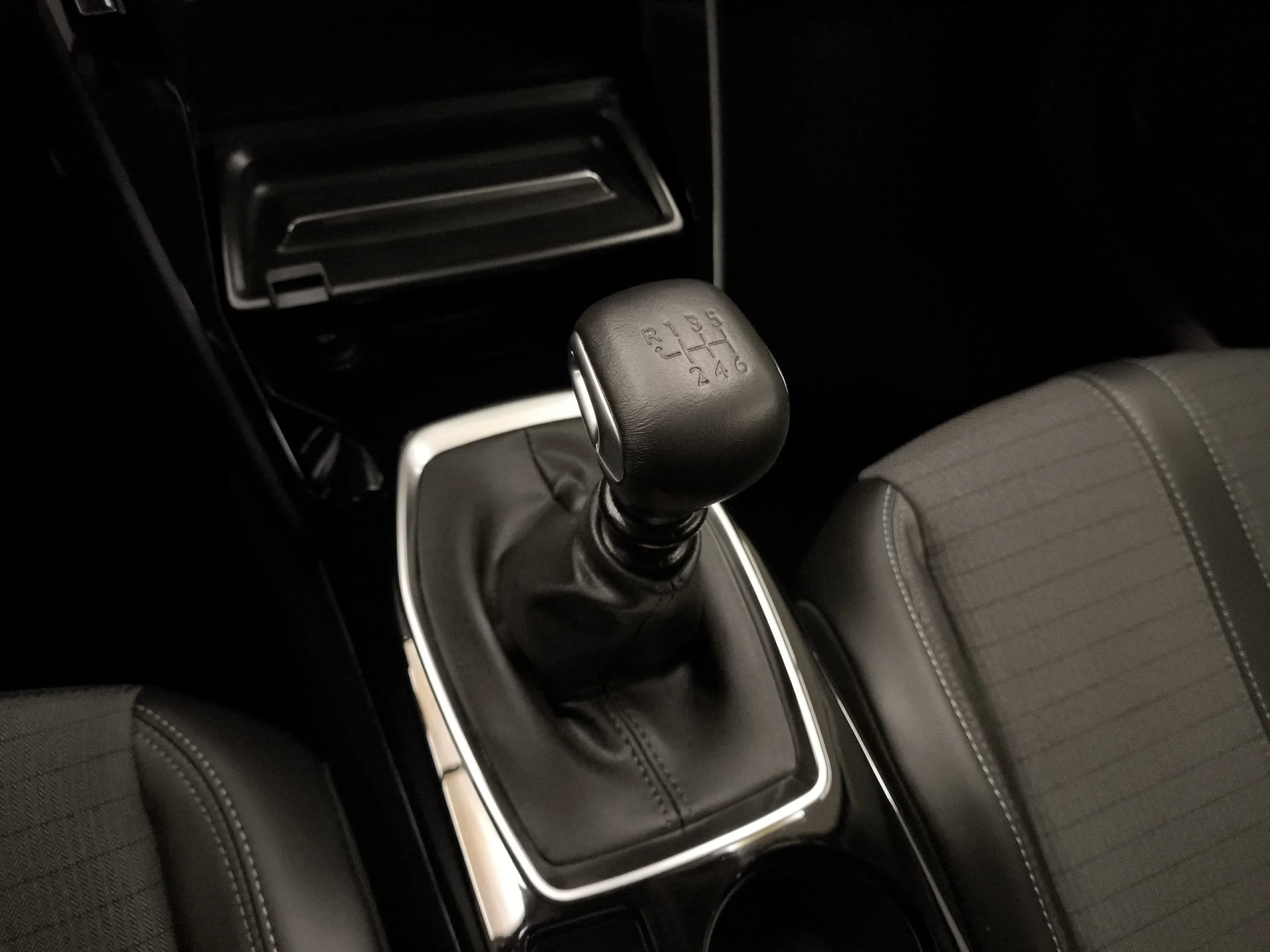 Peugeot 2008 PureTech 130 SANDS Allure Pack 96 kW (130 CV) - Foto 16