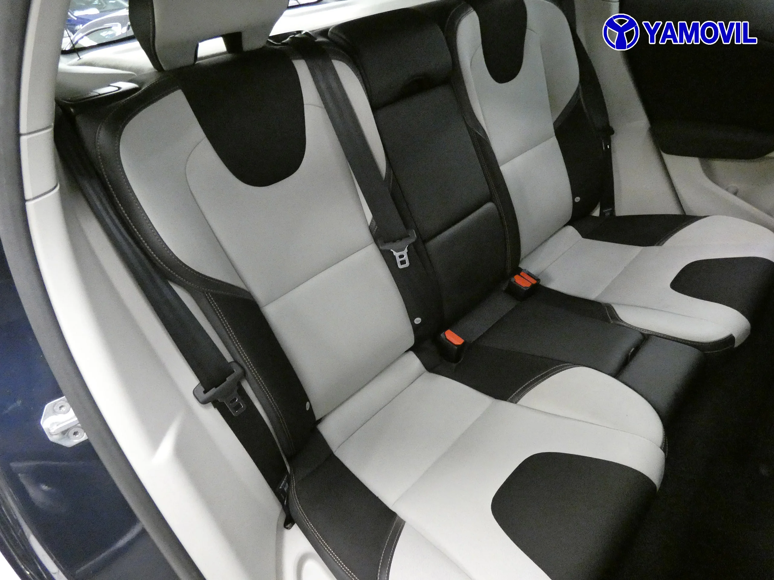 Volvo V40 1.6 D2 CROSS COUNTRY MOMENTUM 5P - Foto 16
