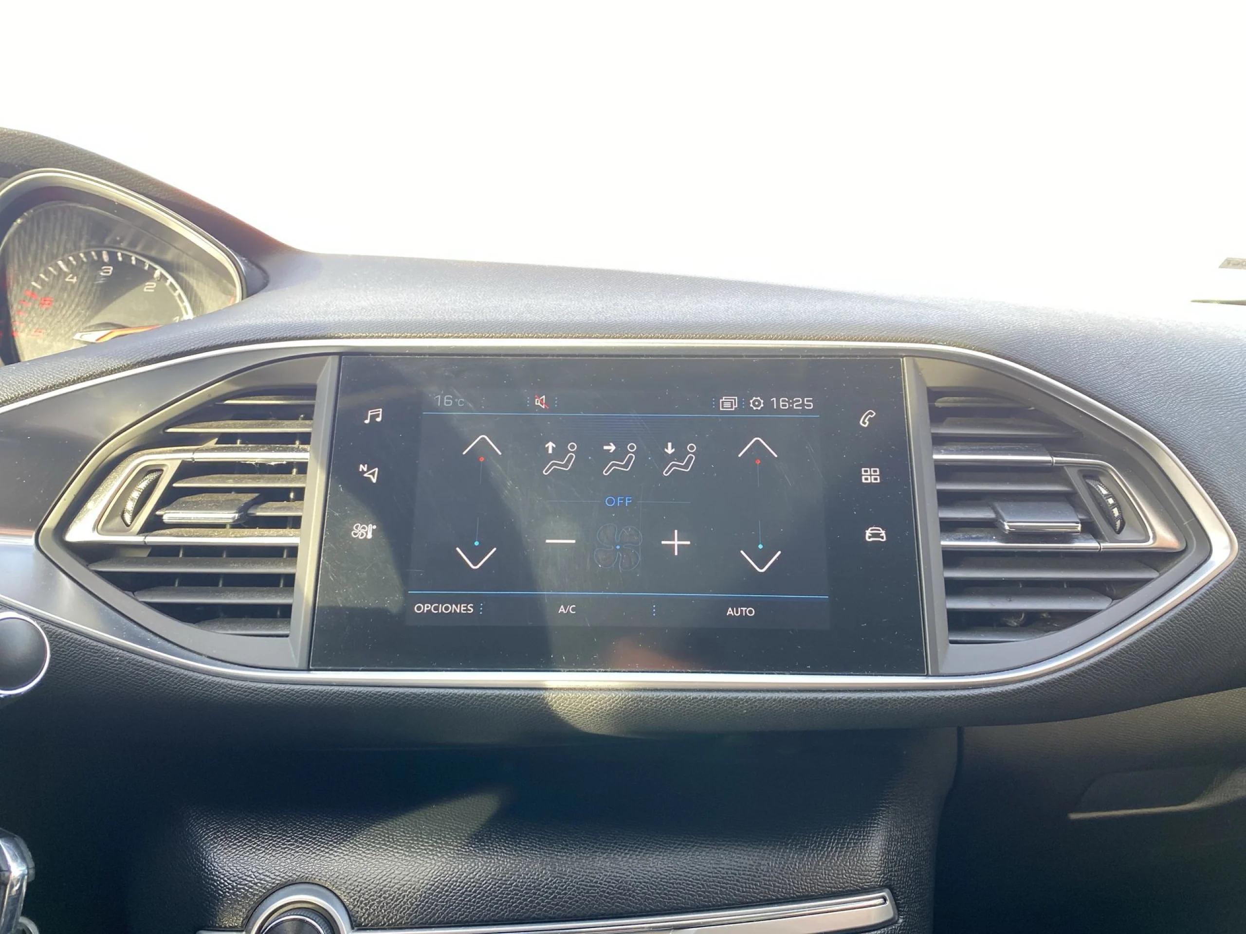 Peugeot 308 BlueHDi 130 SANDS Style 96 kW (130 CV) - Foto 16