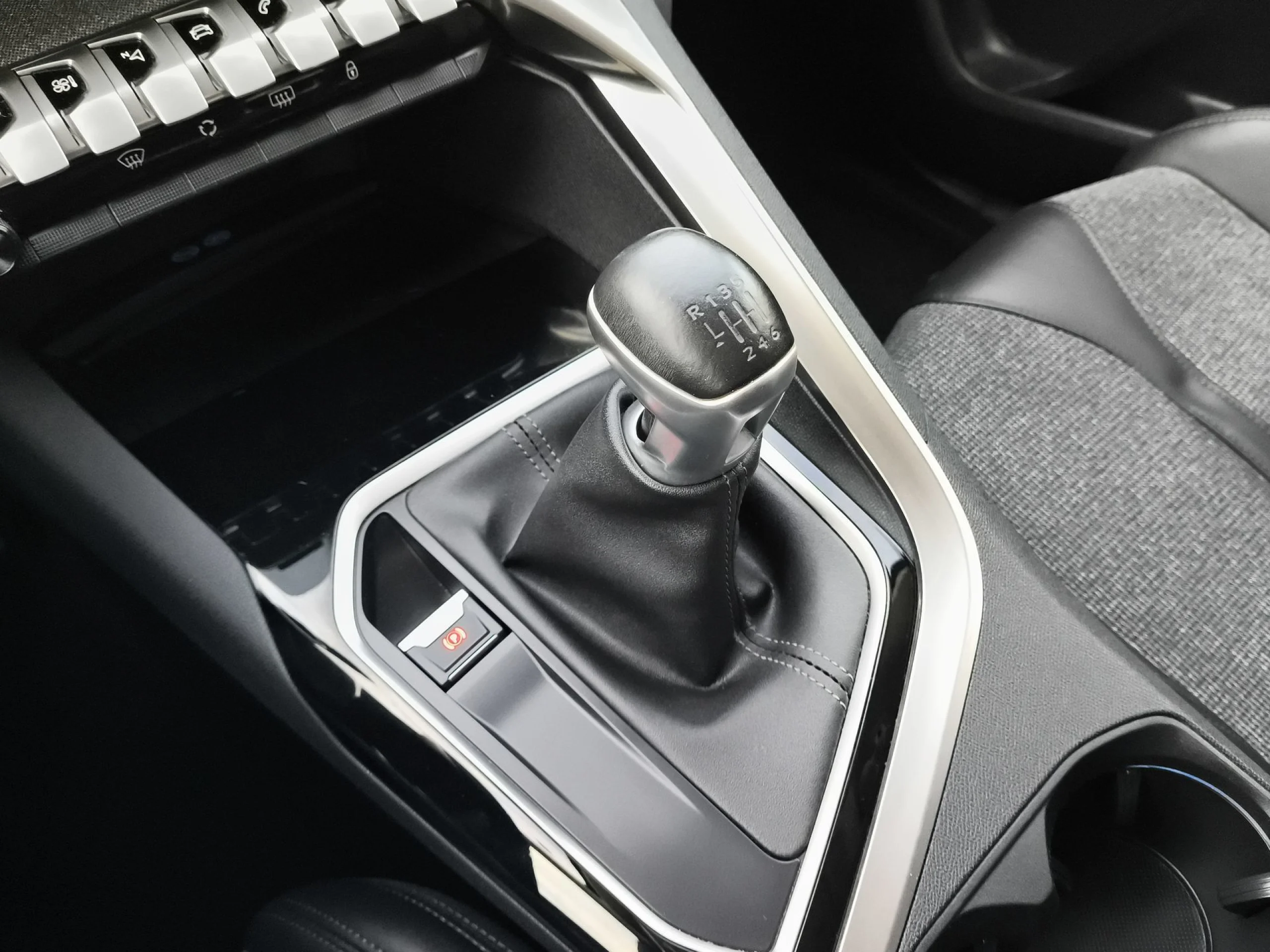 Peugeot 3008 PureTech 130 SANDS Allure 96 kW (130 CV) - Foto 17
