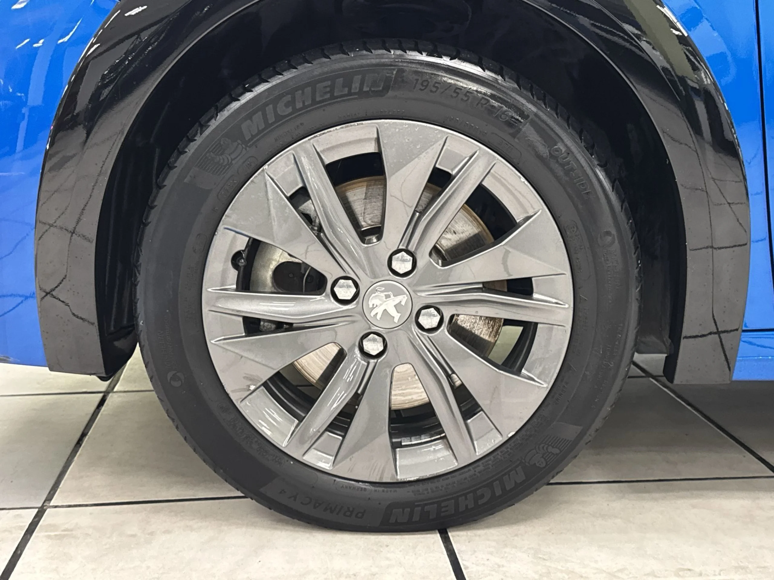 Peugeot E-208 Eléctrico Allure Pack 100 kW (136 CV) - Foto 7