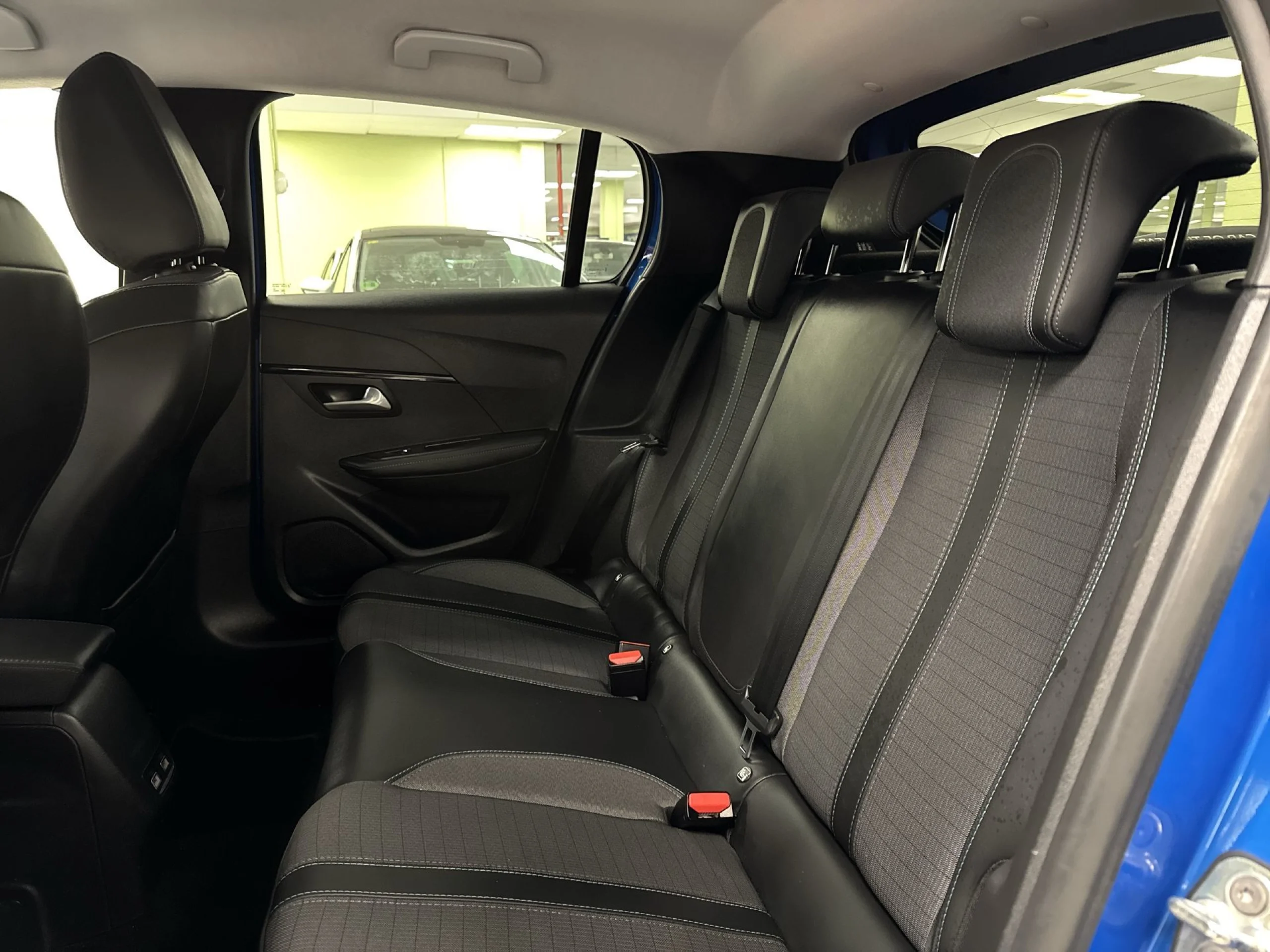 Peugeot E-208 Eléctrico Allure Pack 100 kW (136 CV) - Foto 23