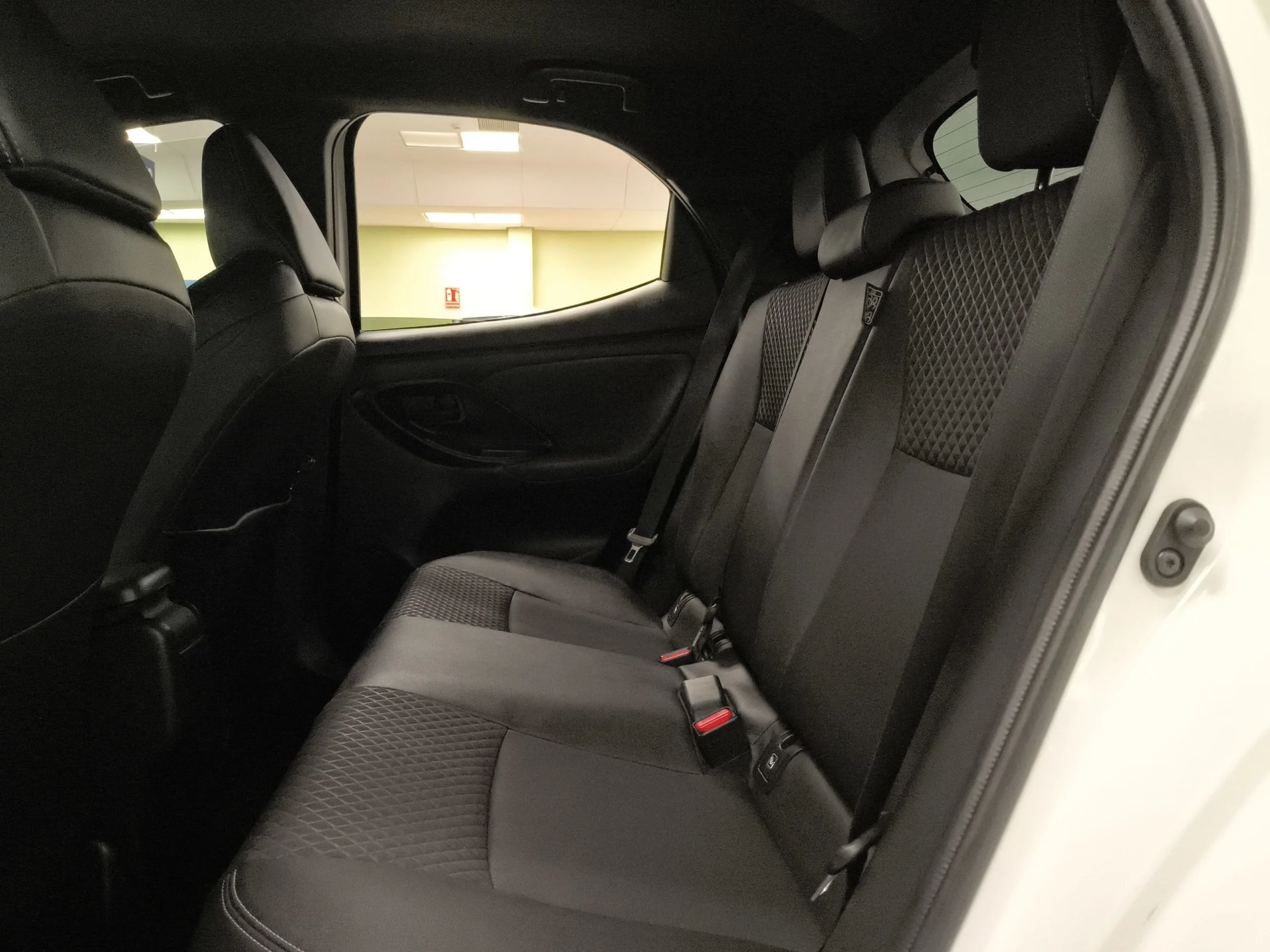 Toyota Yaris 120H Style 85 kW (116 CV) - Foto 18