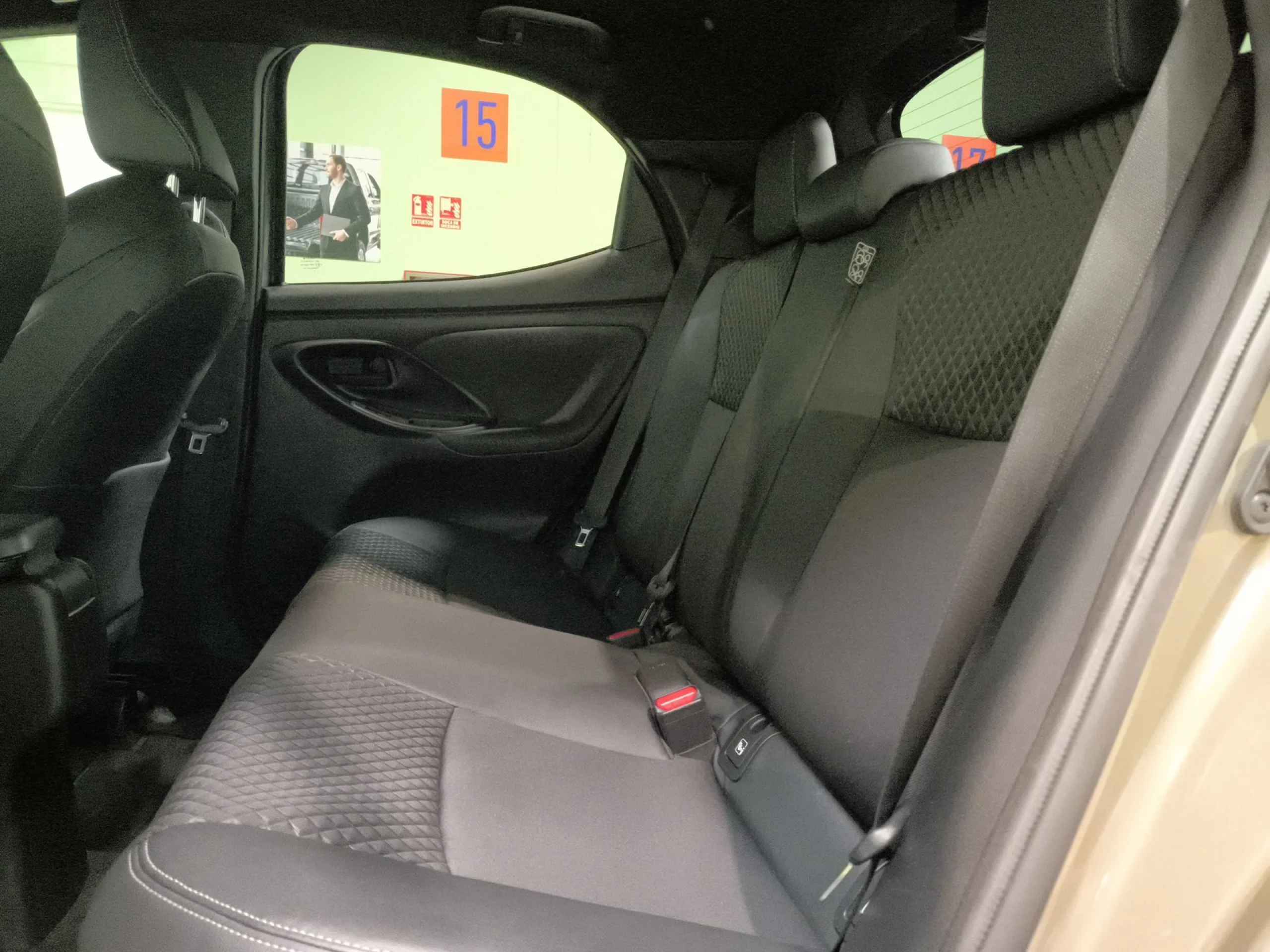 Toyota Yaris 1.5 120H Style Plus 85 kW (116 CV) - Foto 19