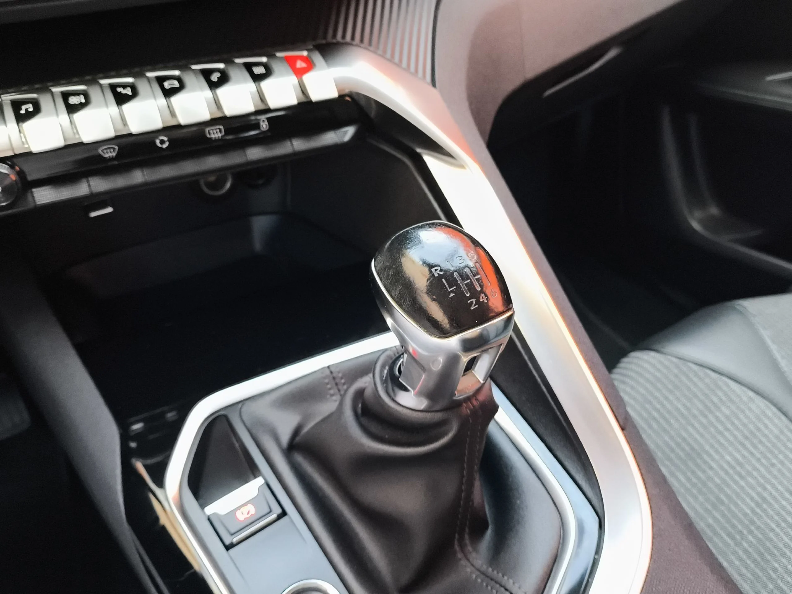 Peugeot 3008 PureTech 130 SANDS Allure 96 kW (130 CV) - Foto 27