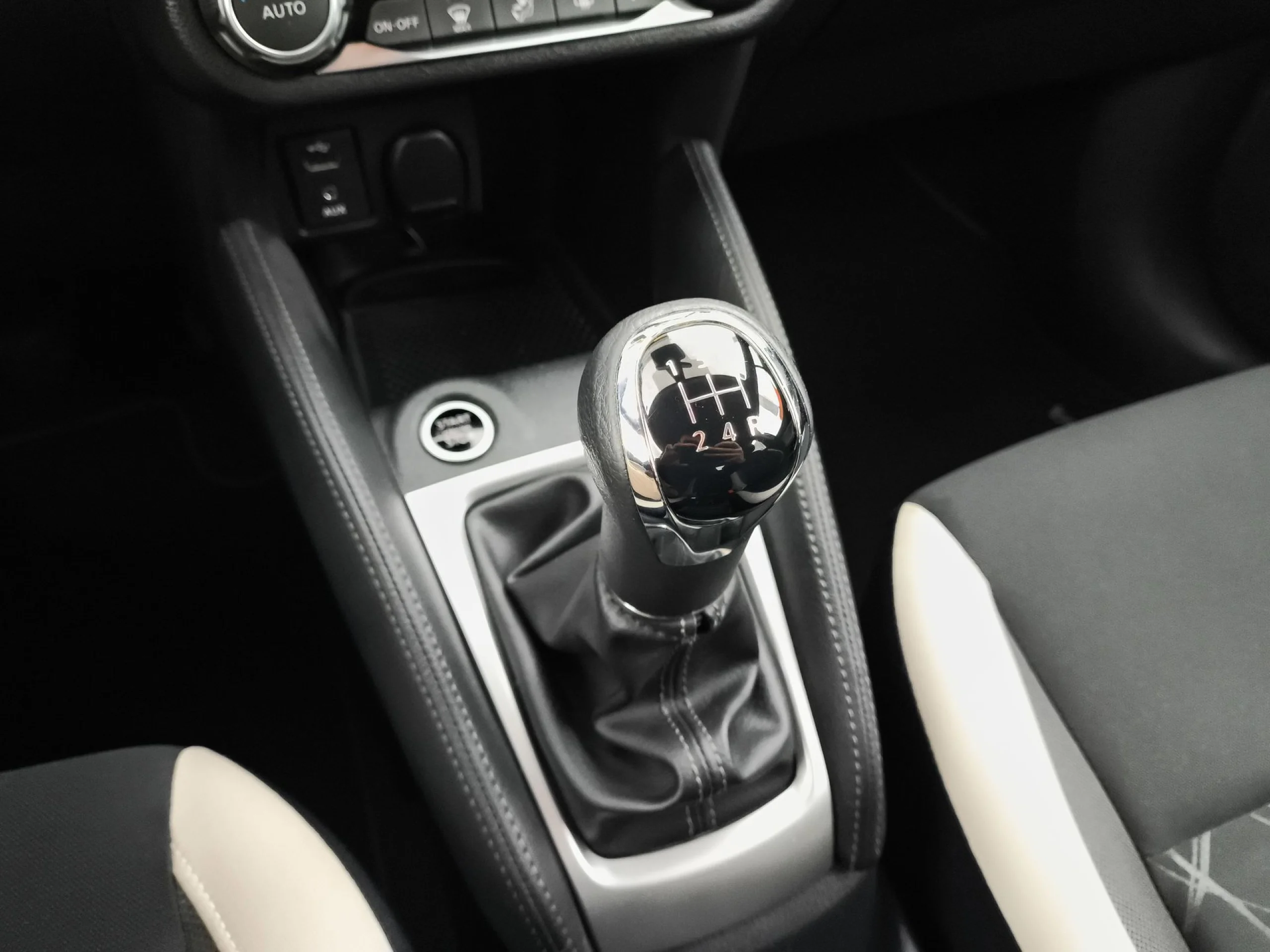 Nissan Micra IG-T SANDS N-Connecta 66 kW (90 CV) - Foto 16
