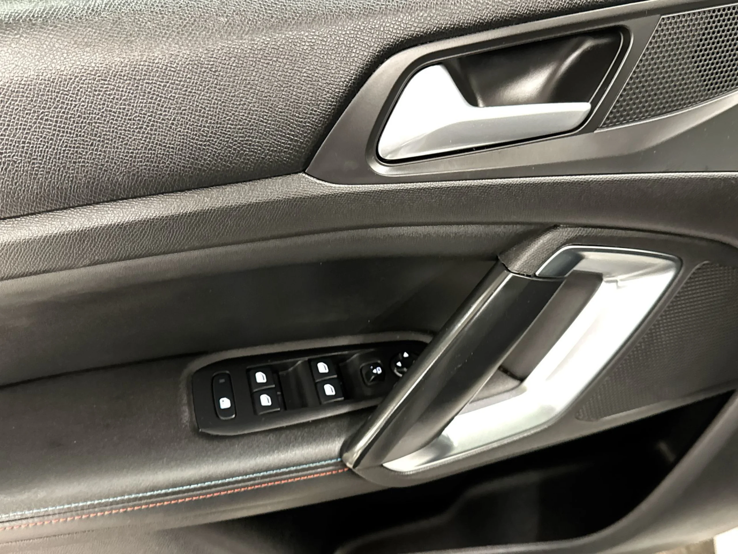 Peugeot 308 PureTech 130 SANDS Tech Edition 96 kW (130 CV) - Foto 10