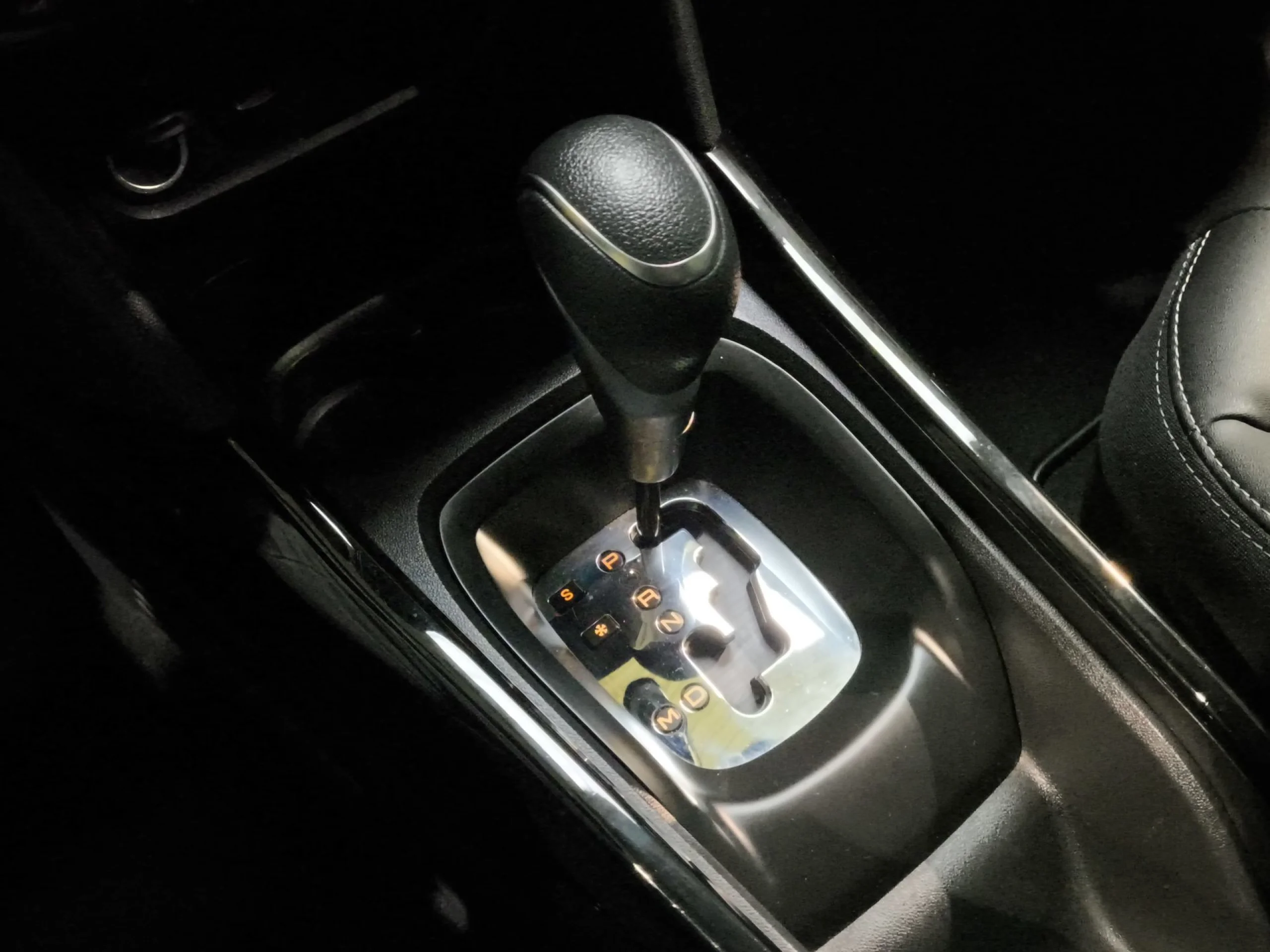 Peugeot 2008 PureTech 110 SANDS Allure EAT6 81 kW (110 CV) - Foto 17