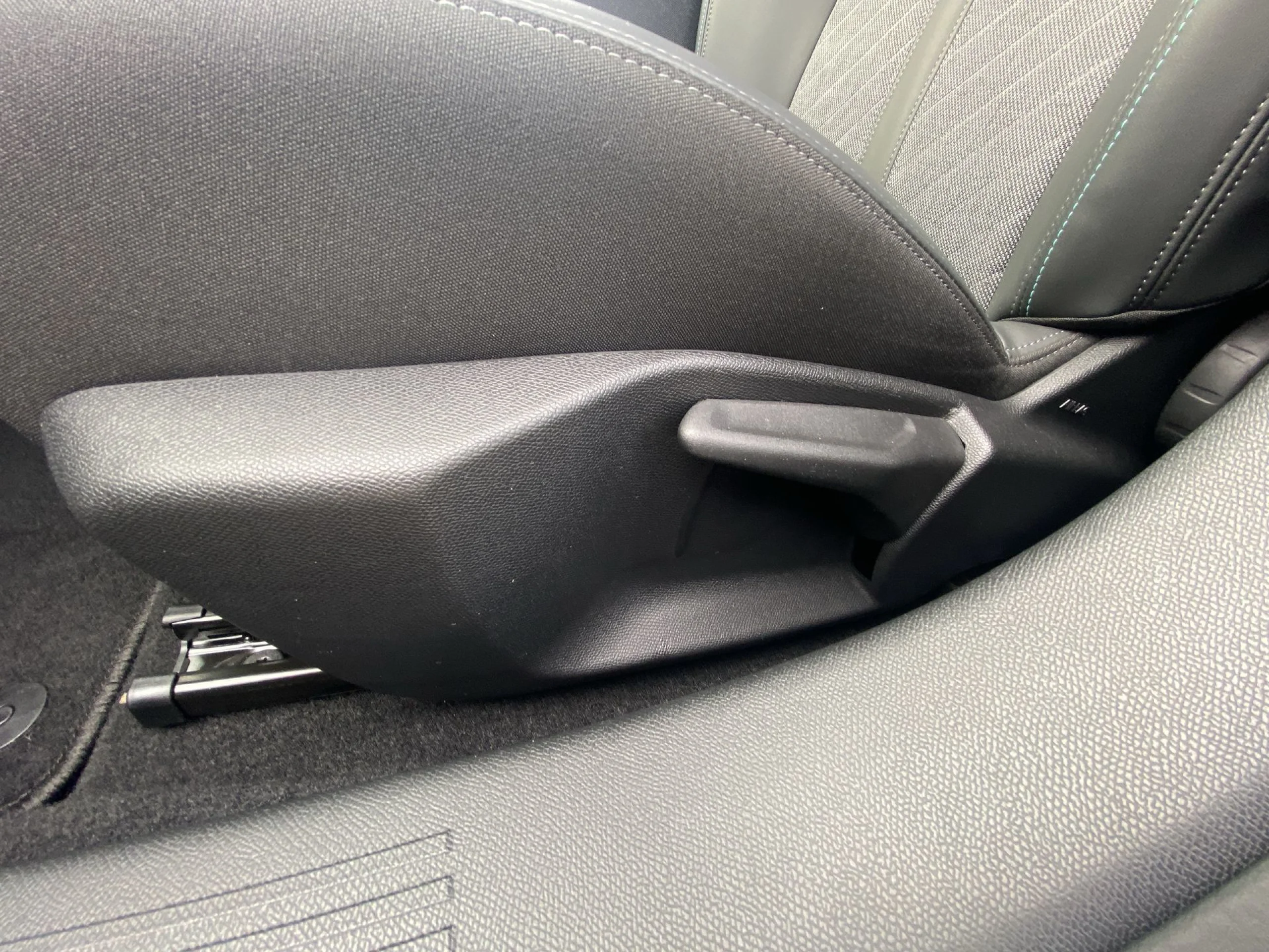 Peugeot 408 Puretech 130 Allure Pack EAT8 96 kW (130 CV) - Foto 9