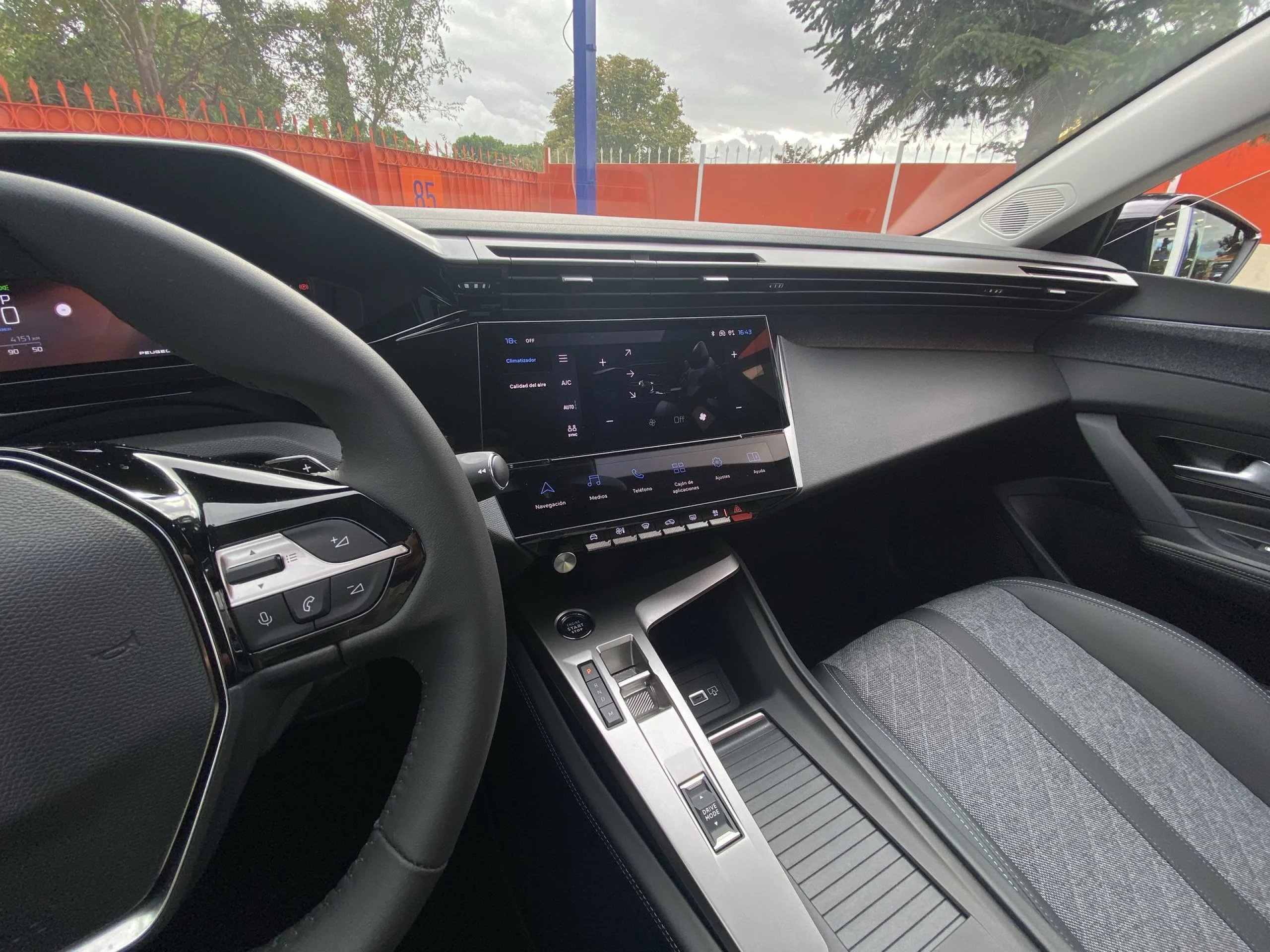 Peugeot 408 Puretech 130 Allure Pack EAT8 96 kW (130 CV) - Foto 18