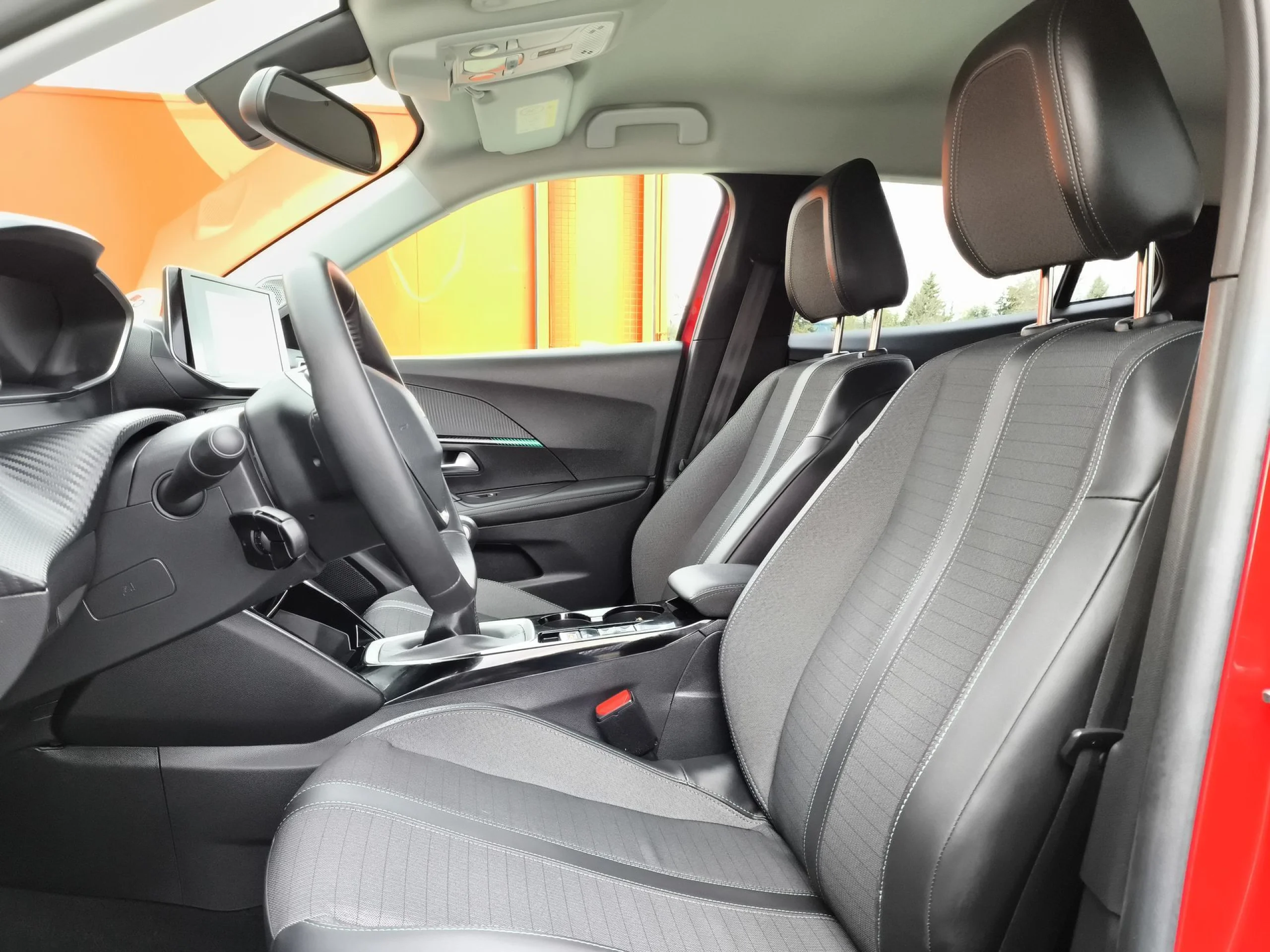 Peugeot 2008 PureTech 100 SANDS Allure Pack 75 kW (100 CV) - Foto 8