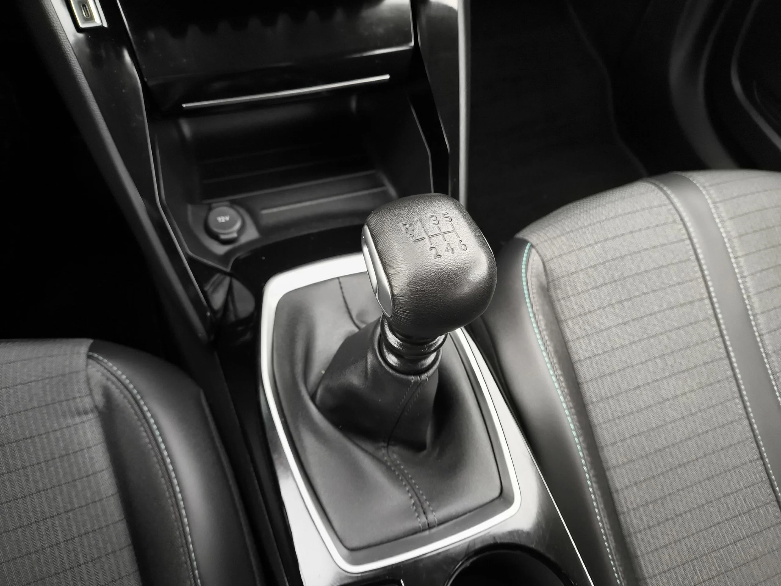 Peugeot 2008 PureTech 100 SANDS Allure Pack 75 kW (100 CV) - Foto 16