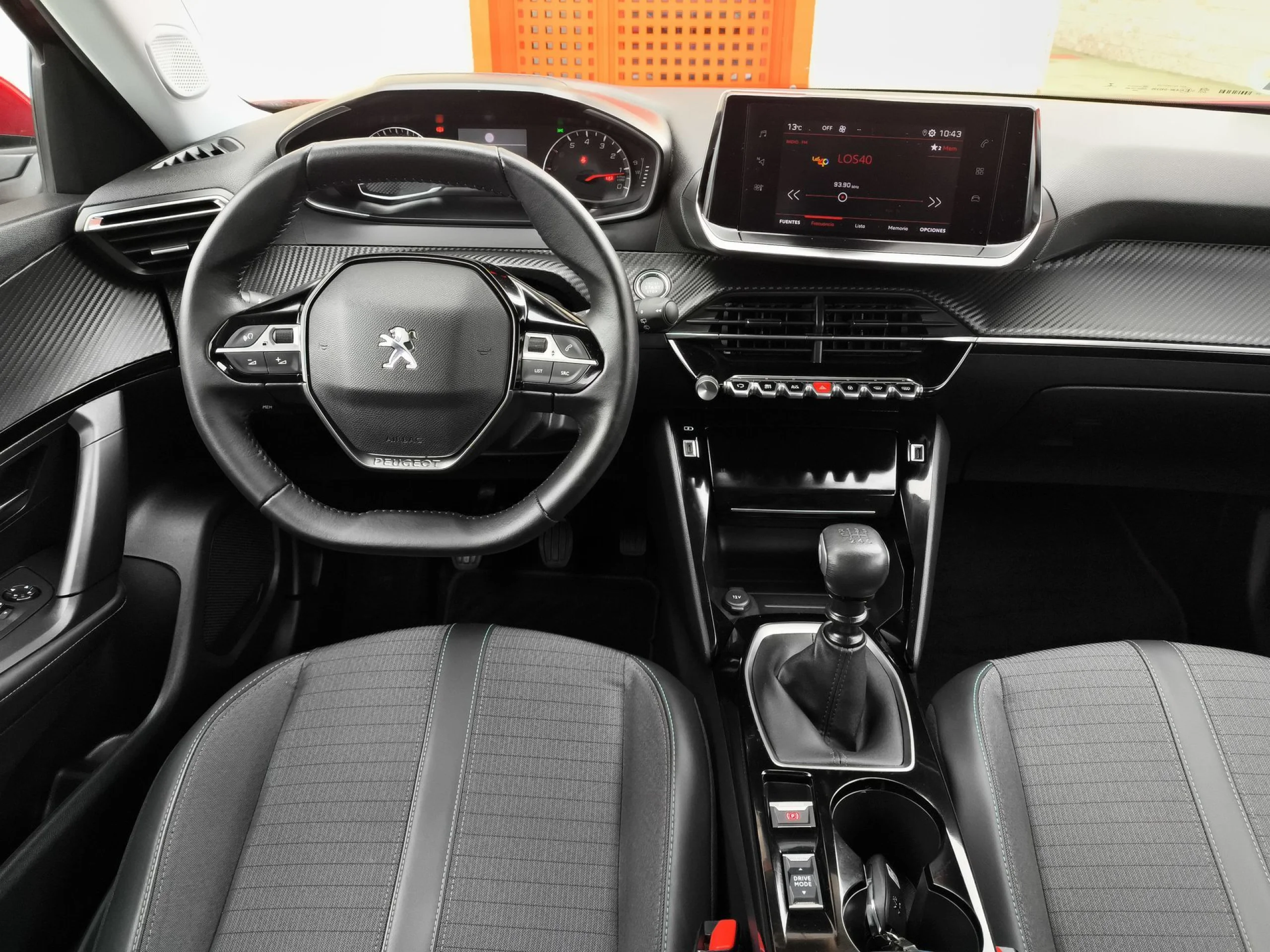 Peugeot 2008 PureTech 100 SANDS Allure Pack 75 kW (100 CV) - Foto 17