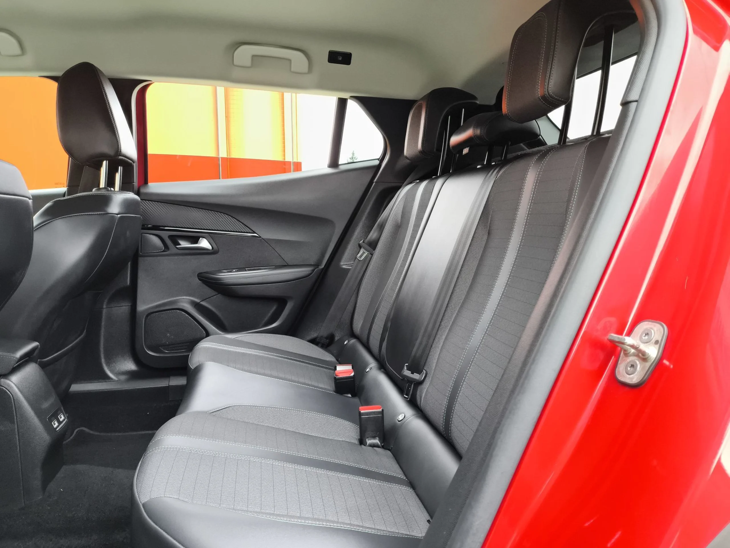 Peugeot 2008 PureTech 100 SANDS Allure Pack 75 kW (100 CV) - Foto 18