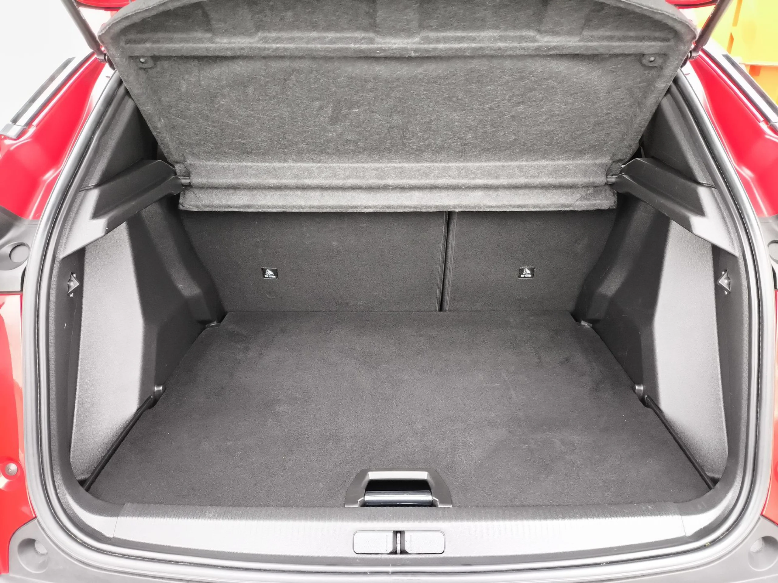 Peugeot 2008 PureTech 100 SANDS Allure Pack 75 kW (100 CV) - Foto 19