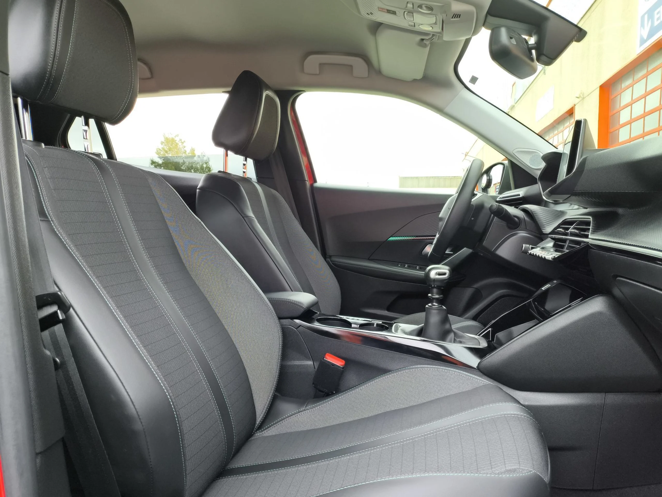 Peugeot 2008 PureTech 100 SANDS Allure Pack 75 kW (100 CV) - Foto 20