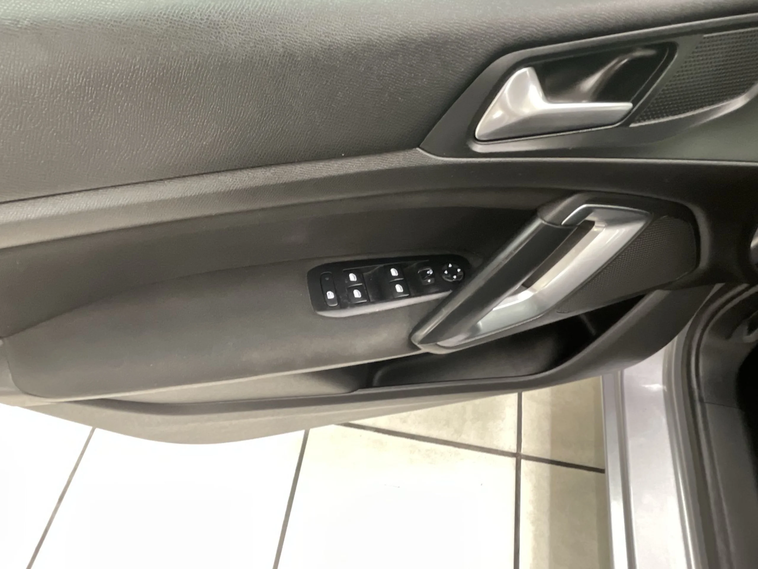 Peugeot 308 SW PureTech 130 SANDS Style 96 kW (130 CV) - Foto 9