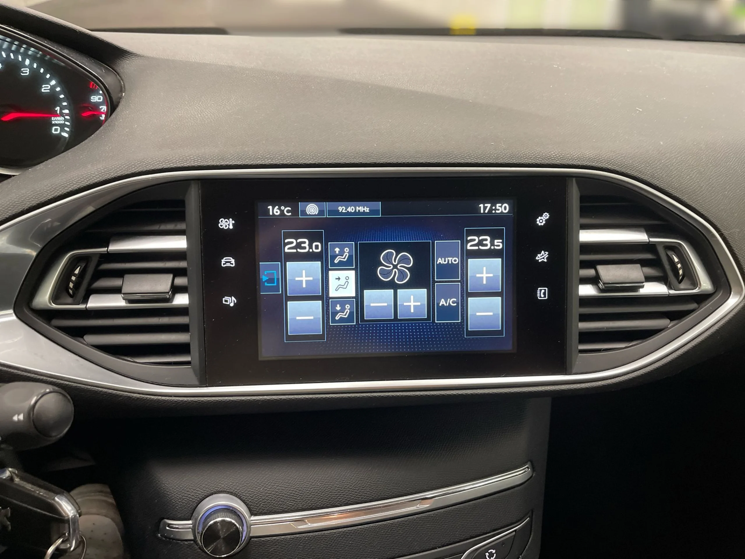 Peugeot 308 SW PureTech 130 SANDS Style 96 kW (130 CV) - Foto 13