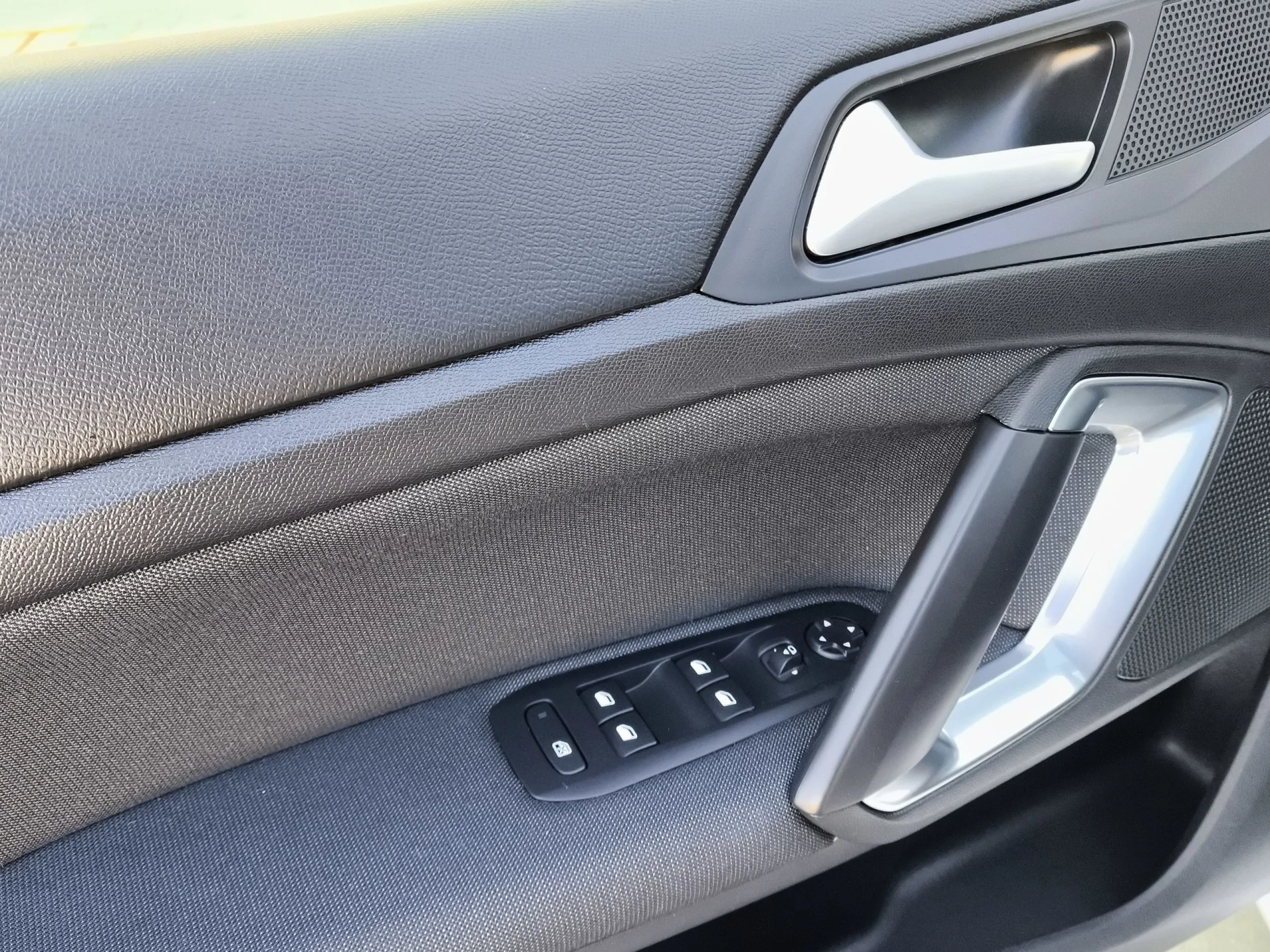 Peugeot 308 PureTech 130 SANDS Allure EAT8 96 kW (130 CV) - Foto 10