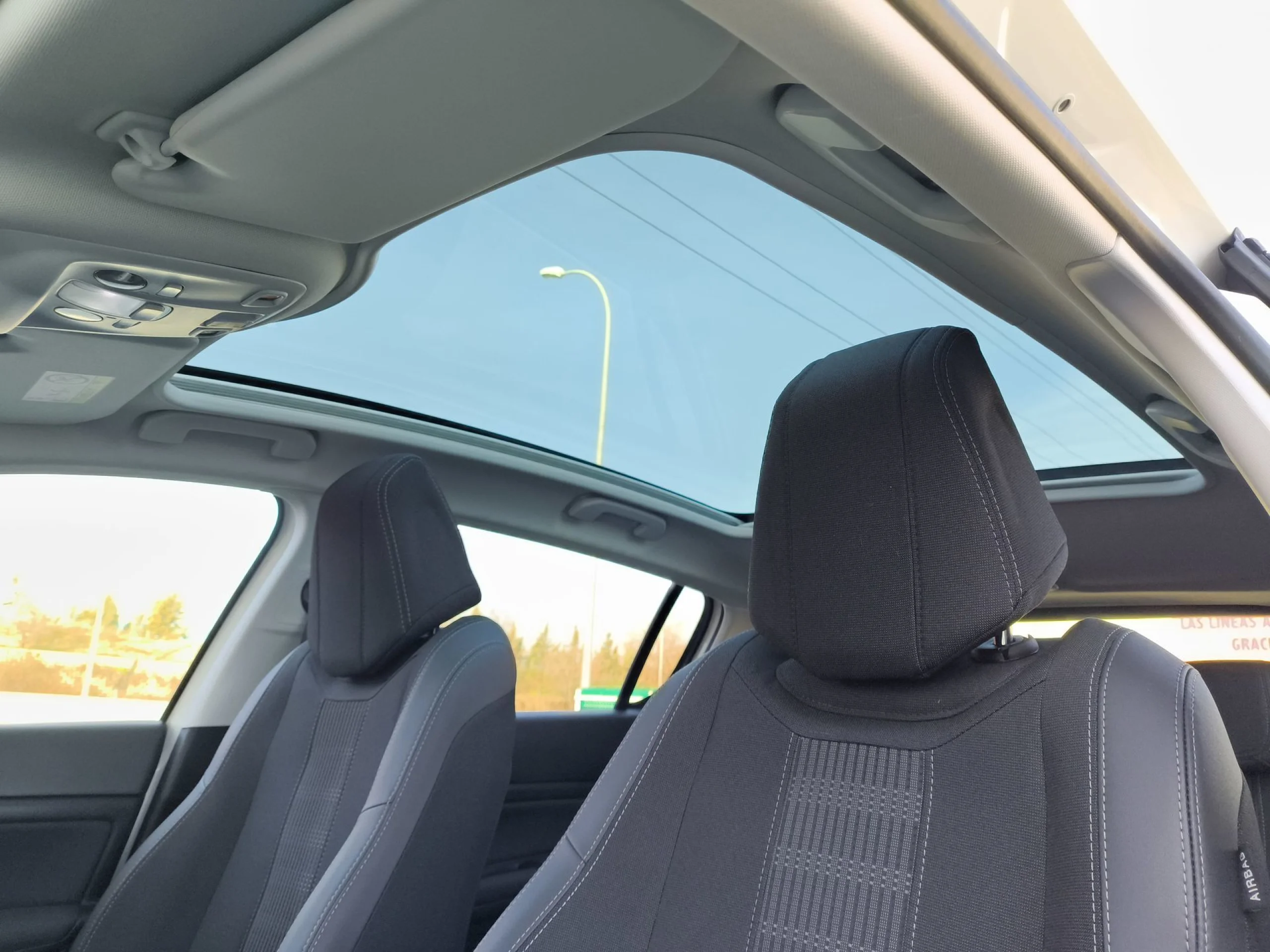 Peugeot 308 PureTech 130 SANDS Allure EAT8 96 kW (130 CV) - Foto 18