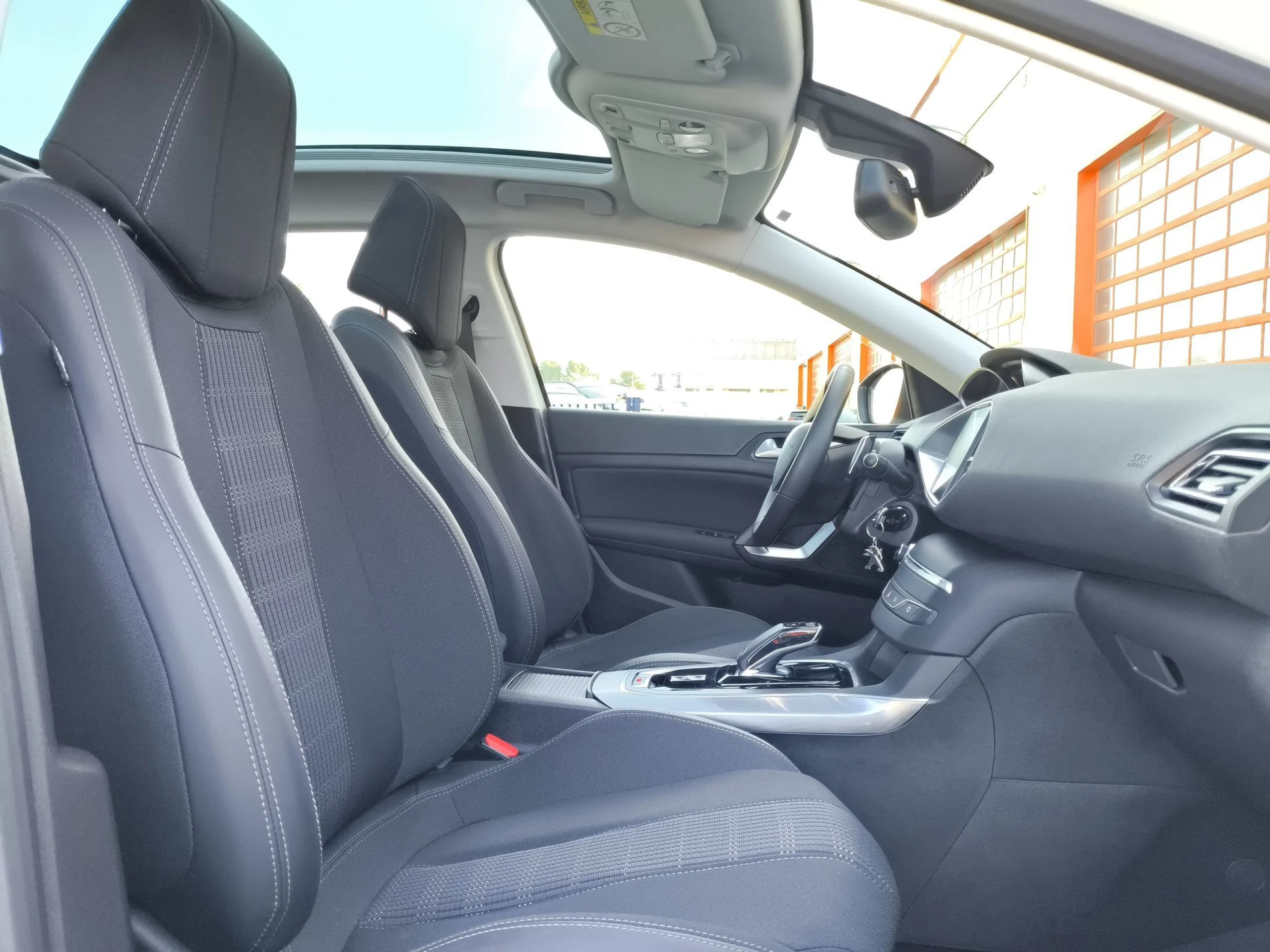 Peugeot 308 PureTech 130 SANDS Allure EAT8 96 kW (130 CV) - Foto 21