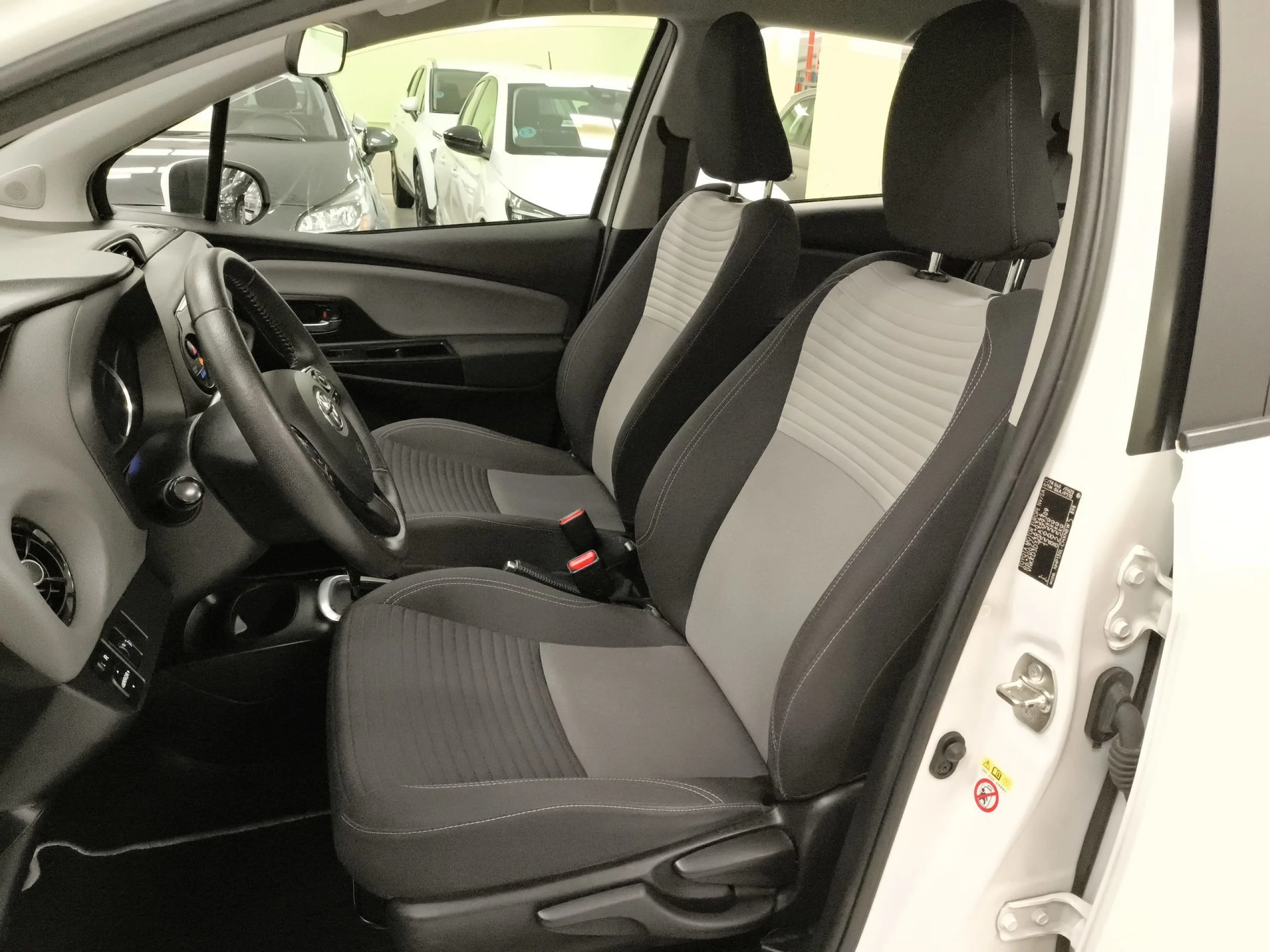 Toyota Yaris 1.5 100H Active 74 kW (100 CV) - Foto 8