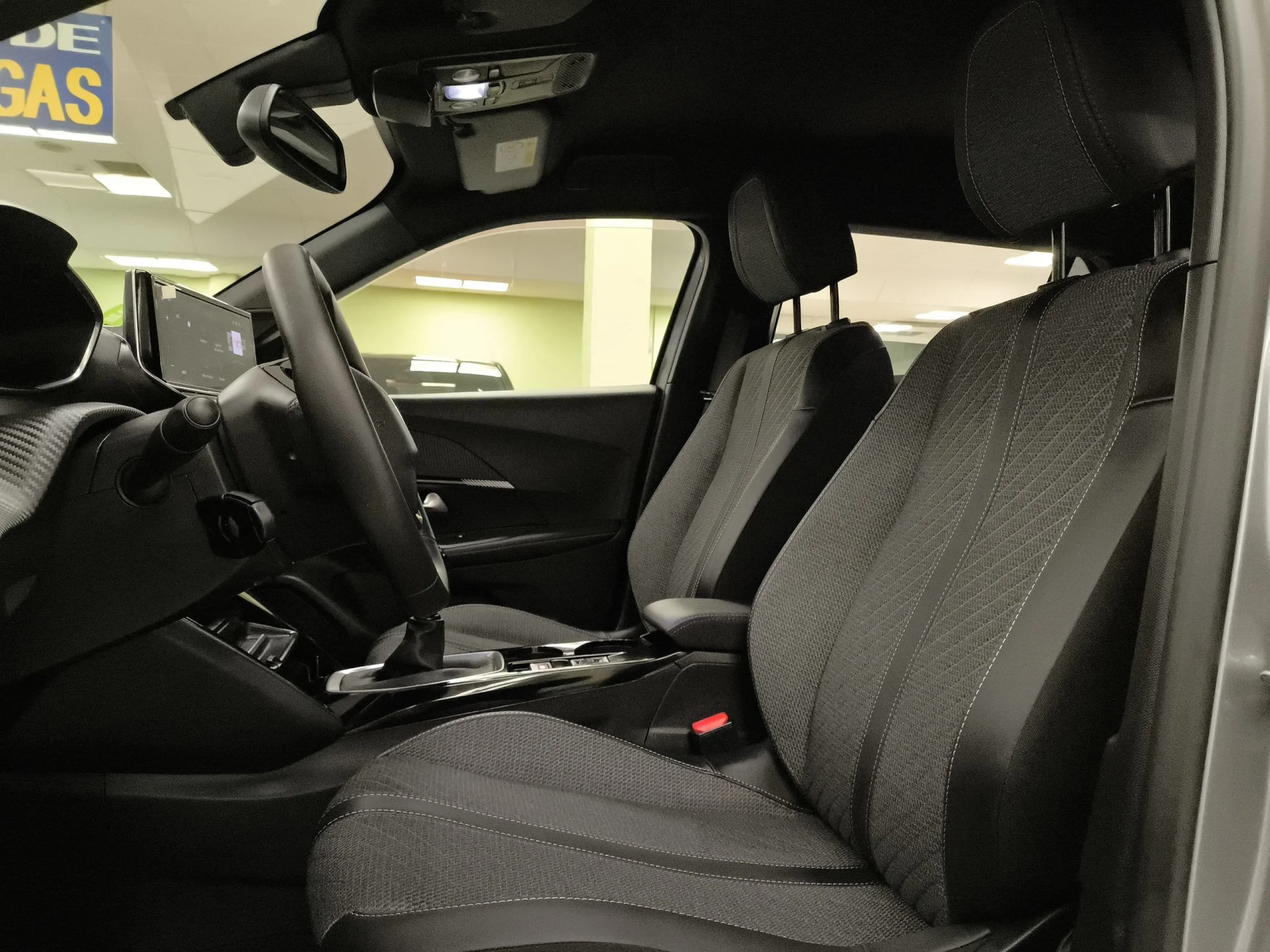 Peugeot 2008 PureTech 100 SANDS Allure 75 kW (100 CV) - Foto 8