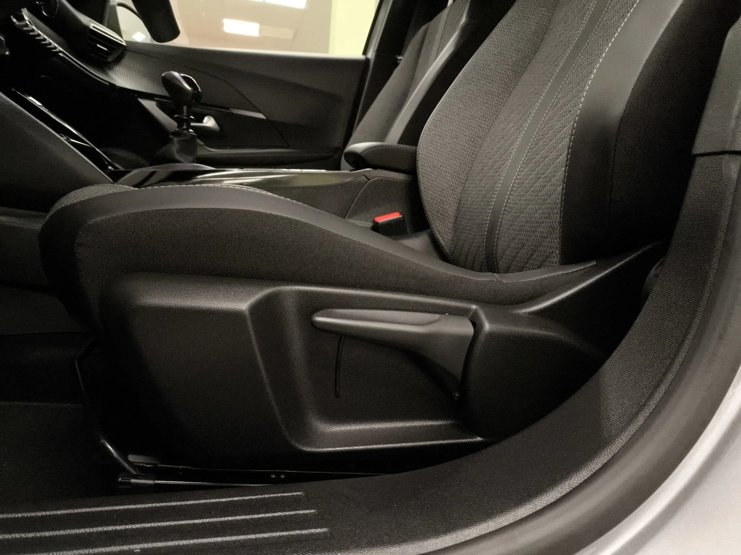 Peugeot 2008 PureTech 100 SANDS Allure 75 kW (100 CV) - Foto 9