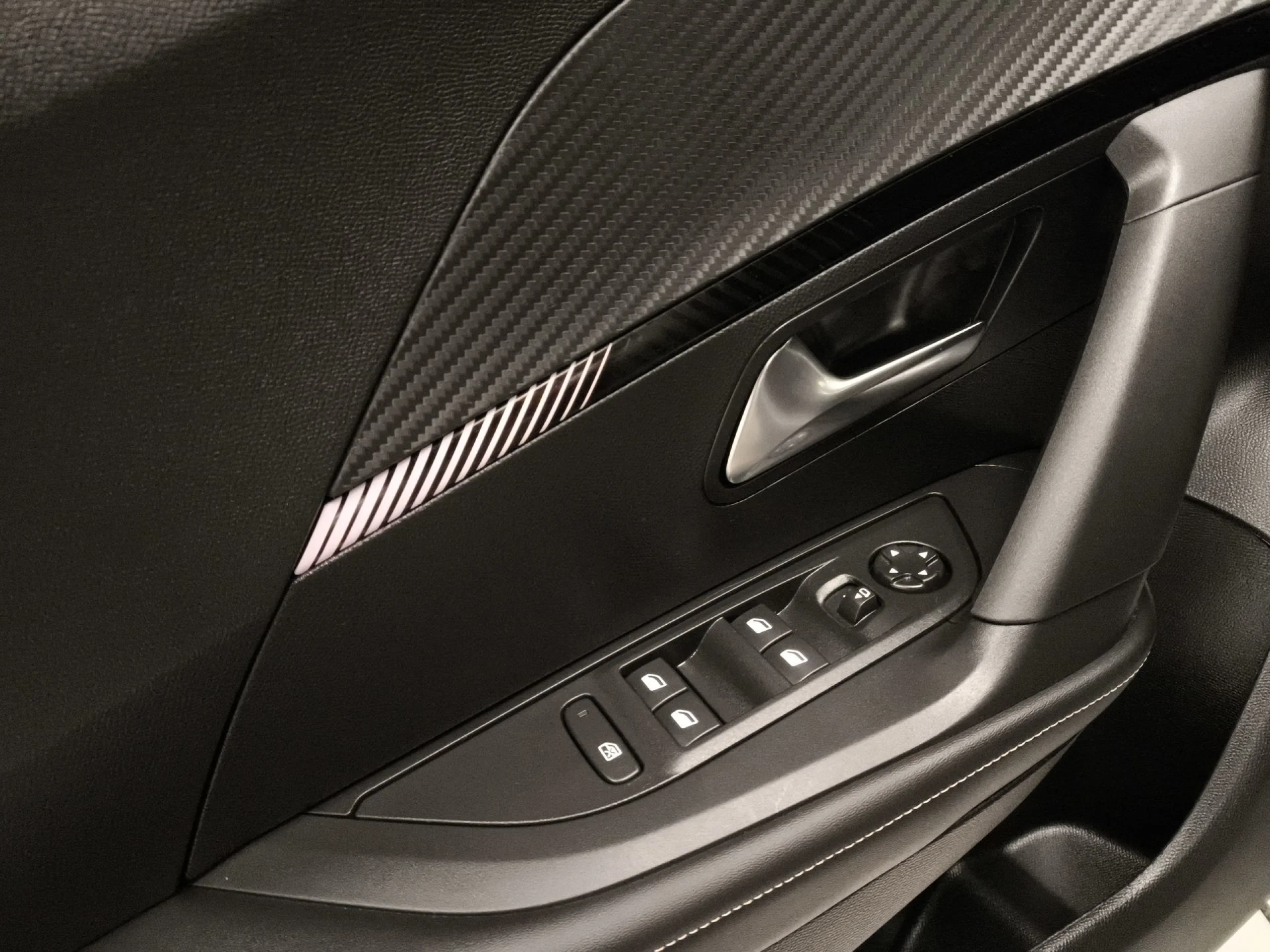 Peugeot 2008 PureTech 100 SANDS Allure 75 kW (100 CV) - Foto 10