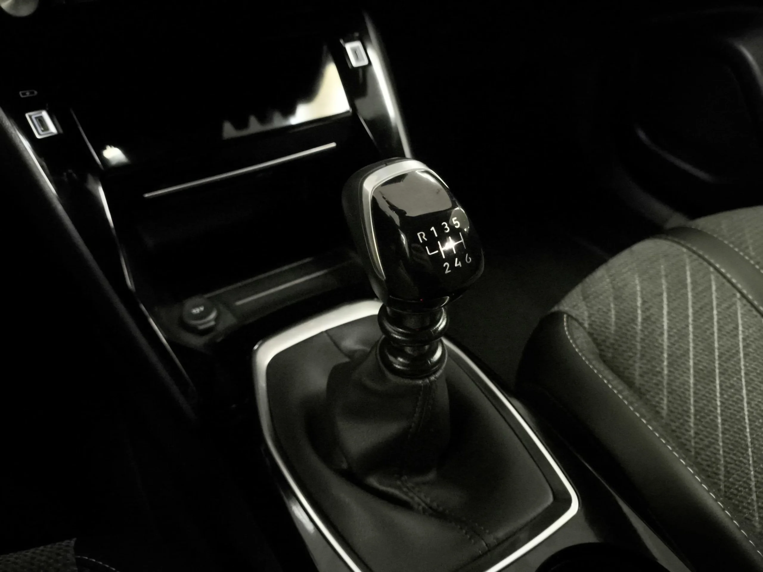 Peugeot 2008 PureTech 100 SANDS Allure 75 kW (100 CV) - Foto 19