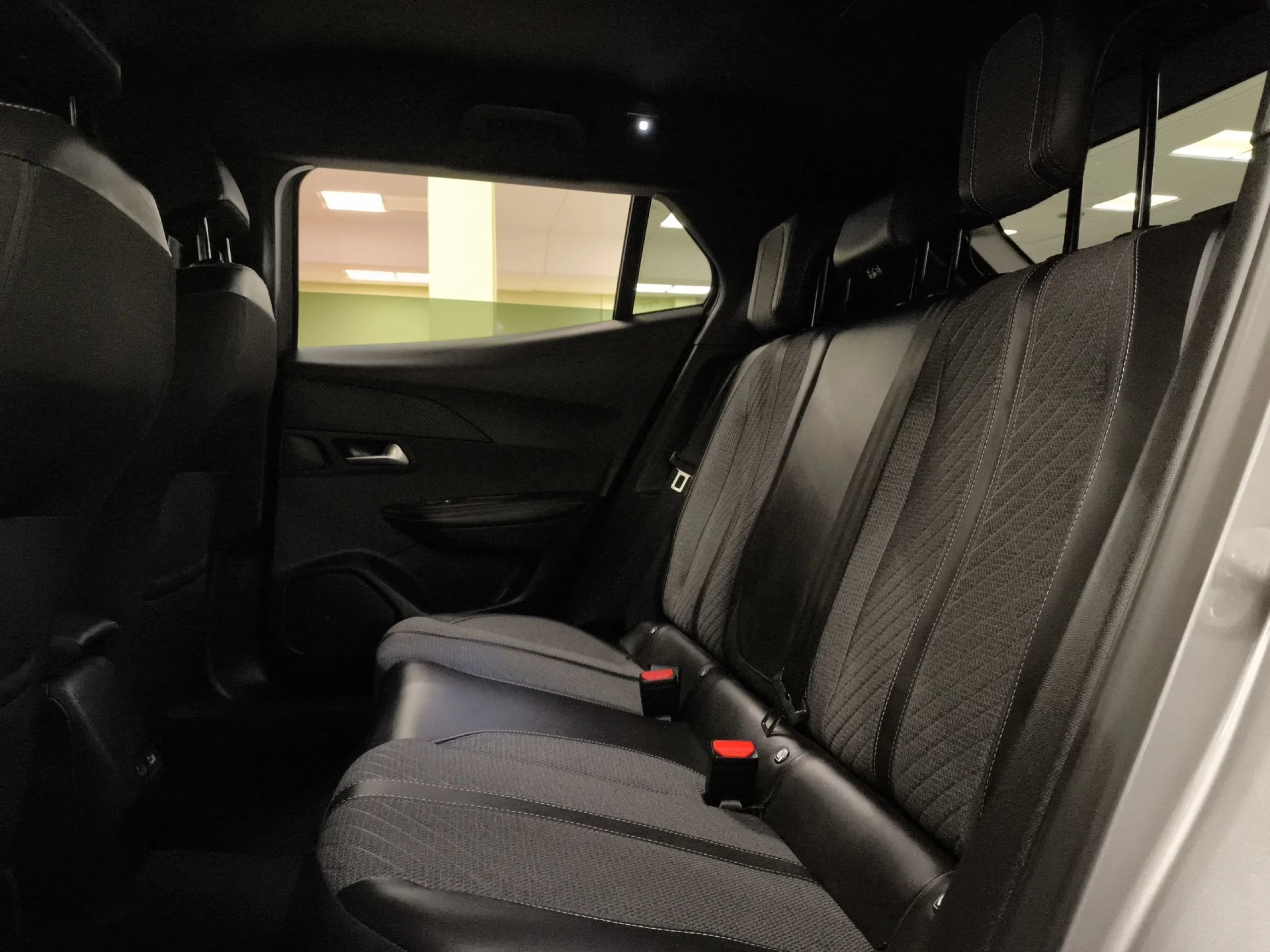 Peugeot 2008 PureTech 100 SANDS Allure 75 kW (100 CV) - Foto 21