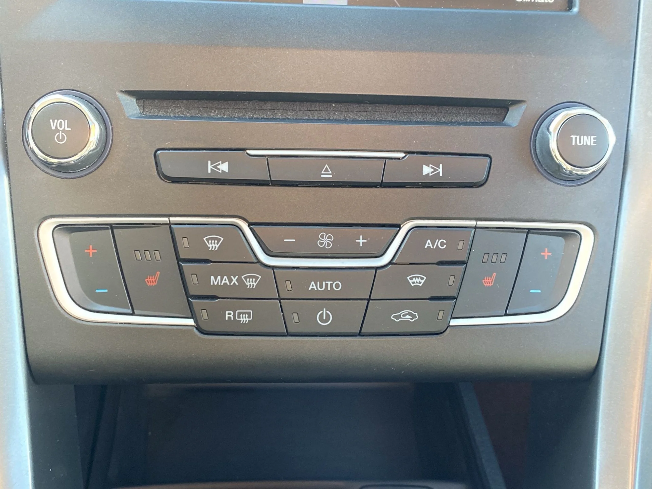Ford Mondeo 2.0 EcoBoost Titanium PowerShift 177 kW (240 CV) - Foto 15