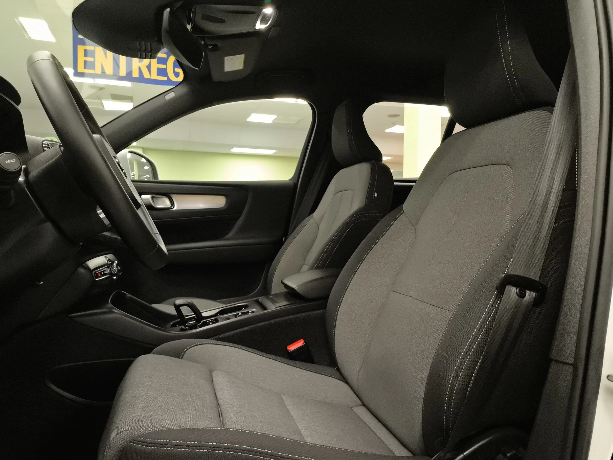 Volvo XC40 T2 Momentum Pro Auto 95 kW (129 CV) - Foto 8