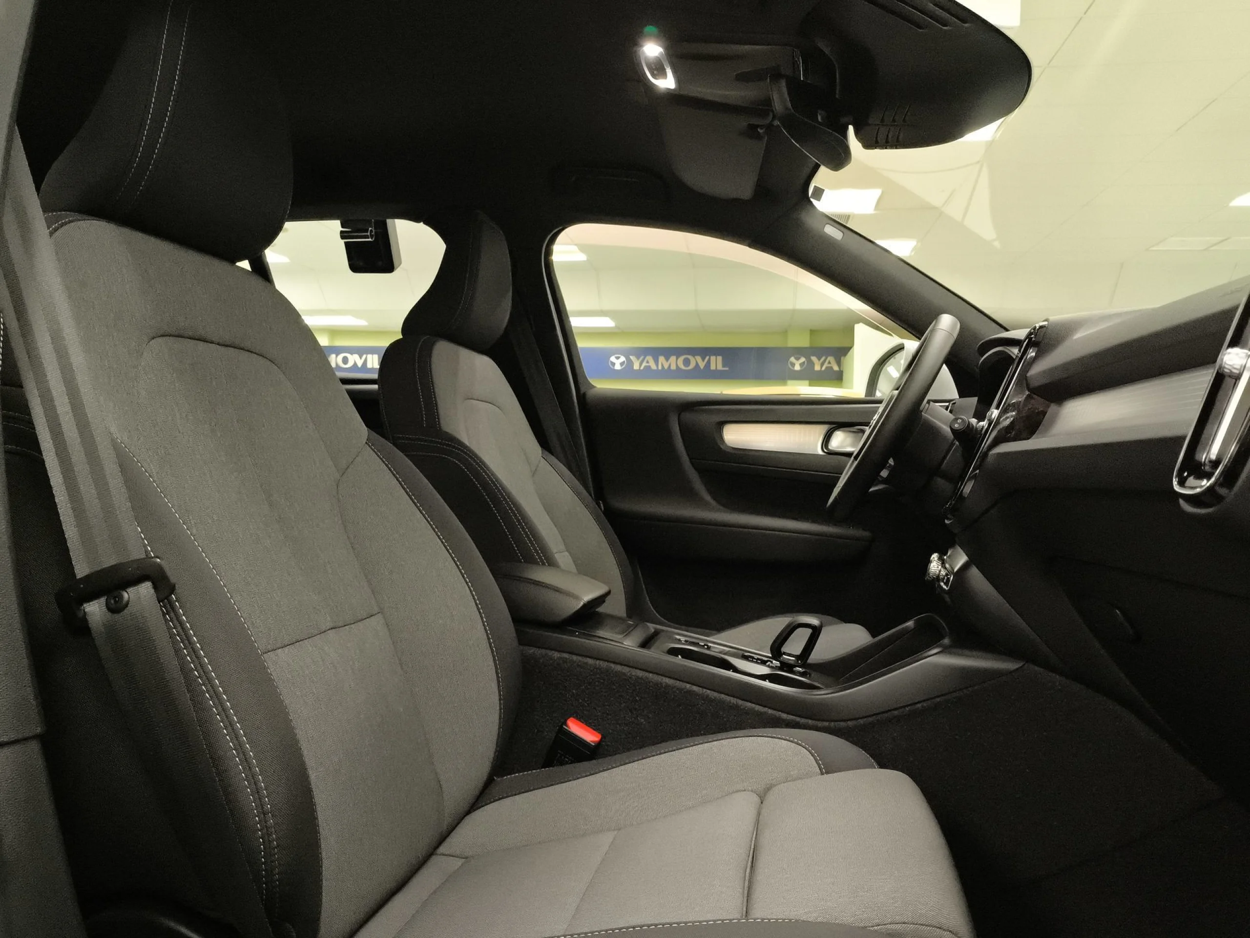 Volvo XC40 T2 Momentum Pro Auto 95 kW (129 CV) - Foto 24