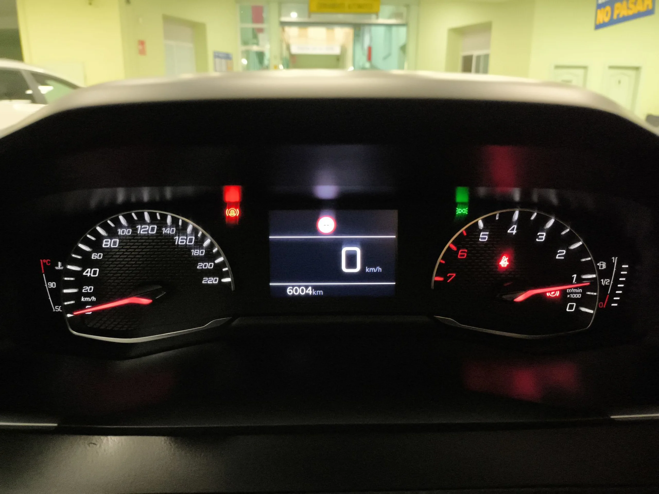 Peugeot 2008 PureTech 100 SANDS Active 75 kW (100 CV) - Foto 6