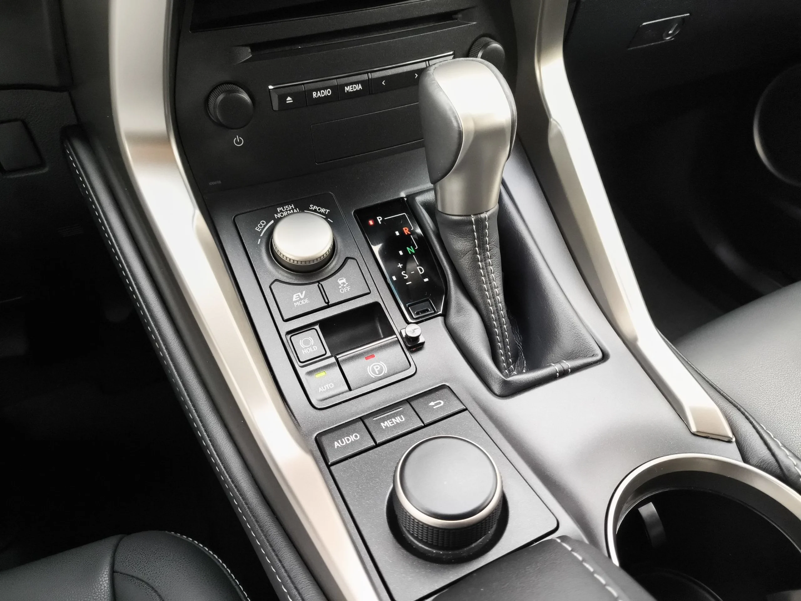 Lexus NX 300h Executive 4WD 145 kW (197 CV) - Foto 17