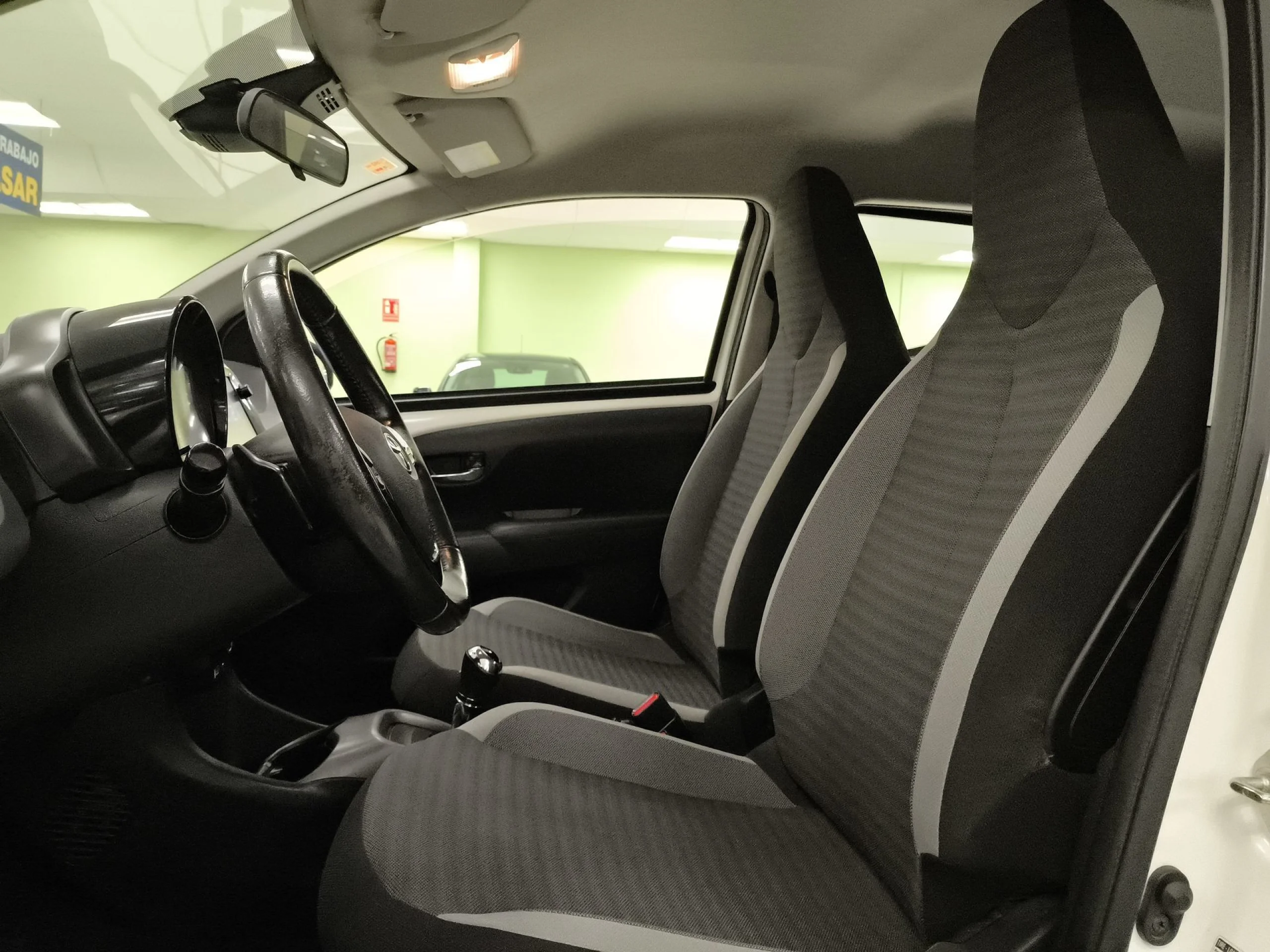 Toyota Aygo 1.0 70 x-play 51 kW (69 CV) - Foto 8