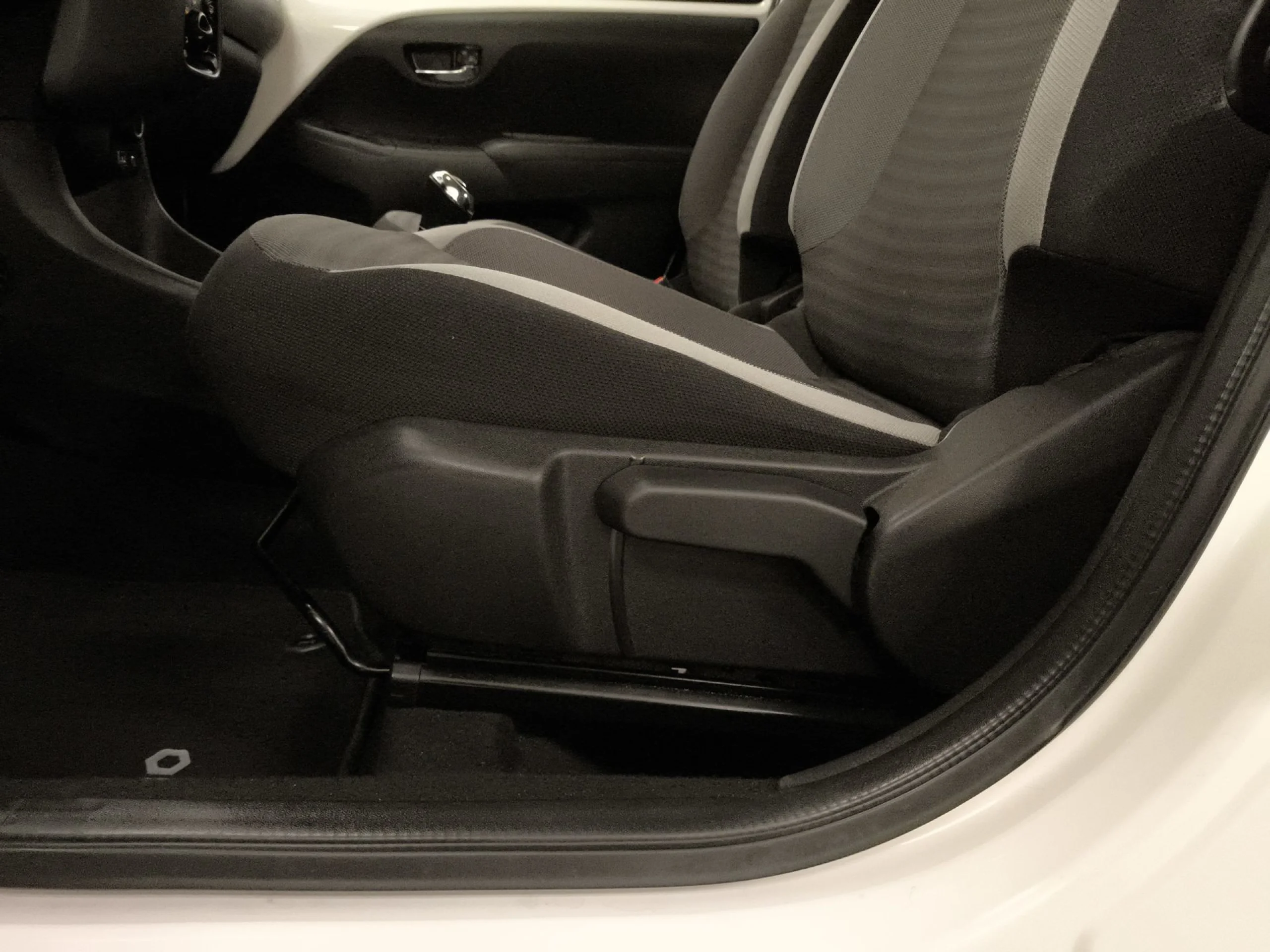 Toyota Aygo 1.0 70 x-play 51 kW (69 CV) - Foto 9