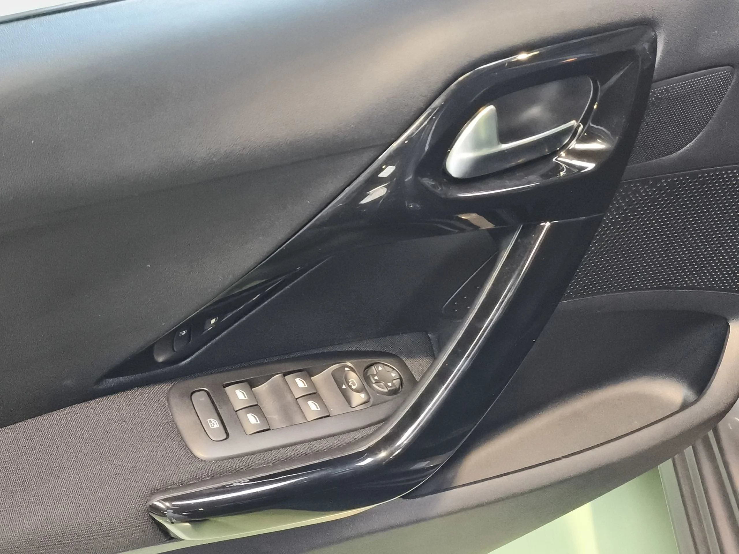 Peugeot 208 1.2L PureTech Allure  81 kW (110 CV) - Foto 9