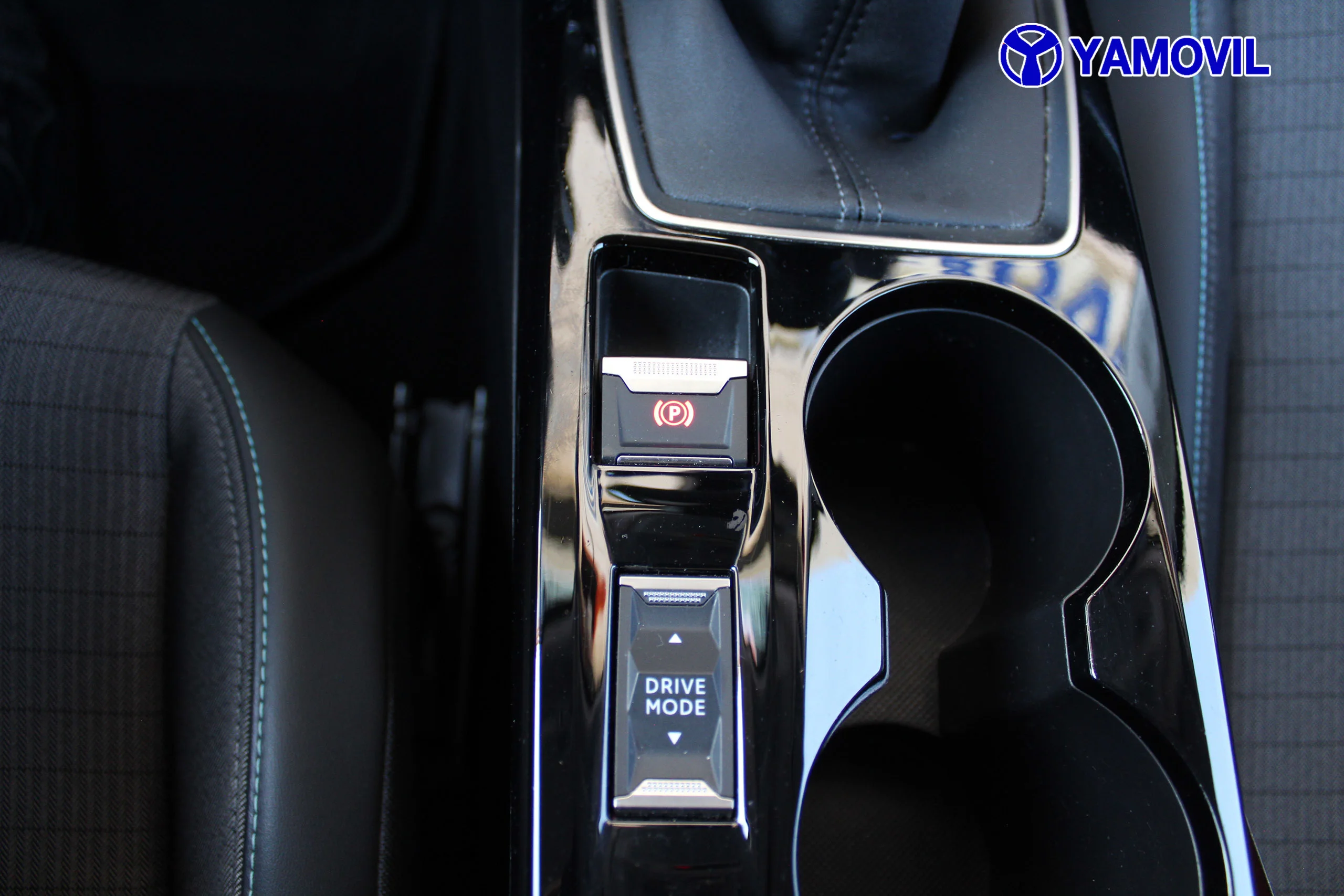 Peugeot 2008 SUV PureTech 130 SANDS Allure Pack 96 kW (130 CV) - Foto 30