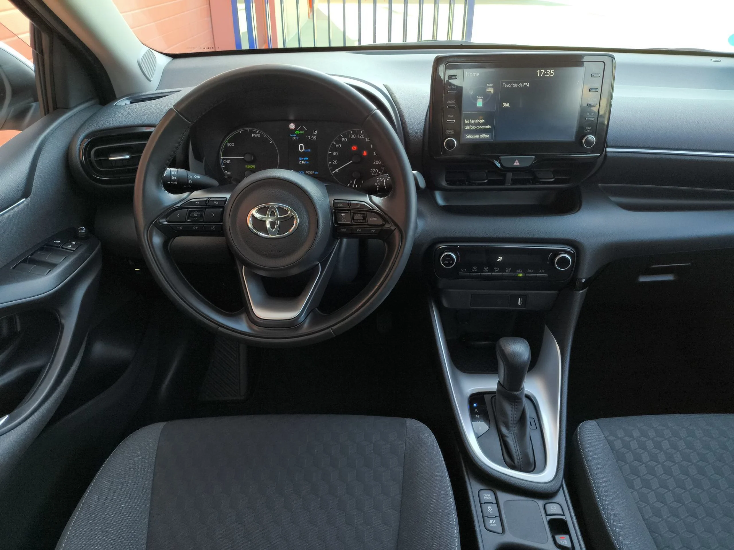Toyota Yaris 120H Active Tech 85 kW (116 CV) - Foto 17