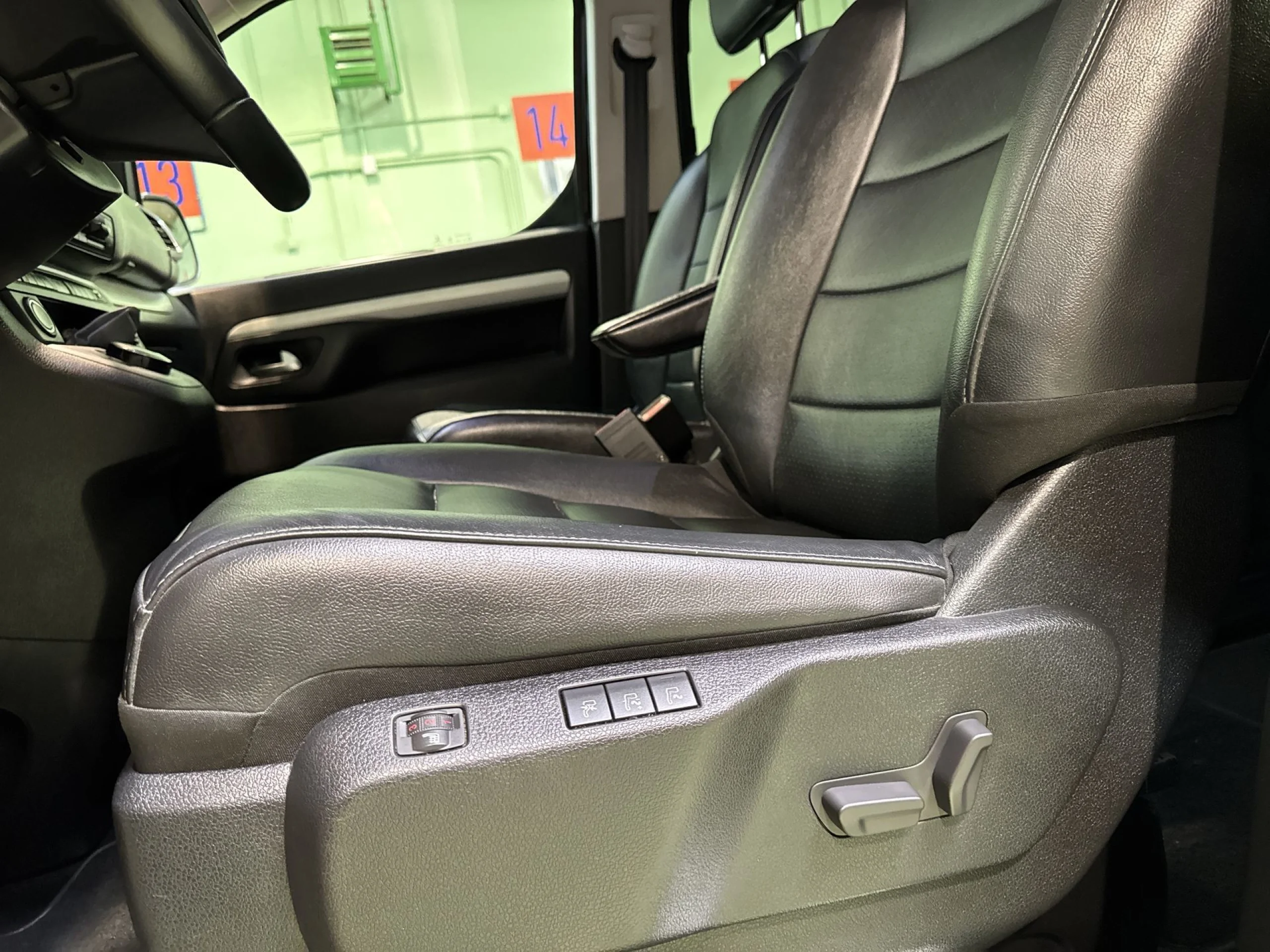 Peugeot Traveller BlueHDi 180 Business VIP Long EAT8 132 kW (180 CV) - Foto 9