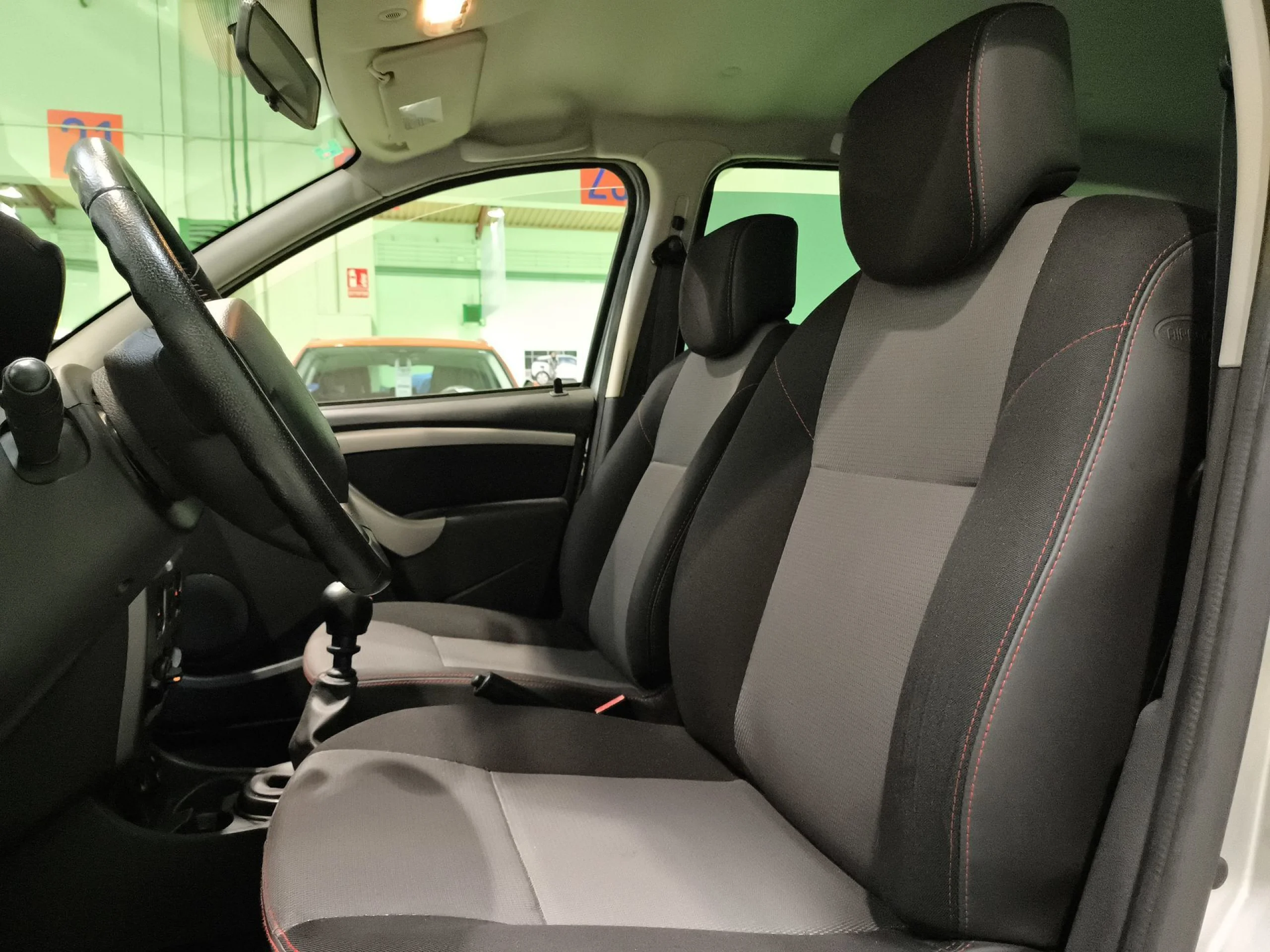 Dacia Duster Laureate dCi 79 kW (110 CV) - Foto 8
