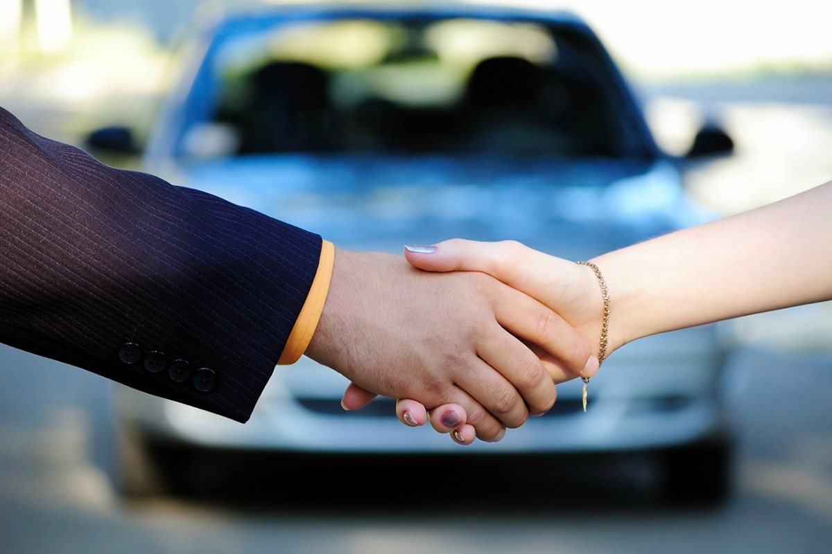 Enseñar el coche al posible comprador